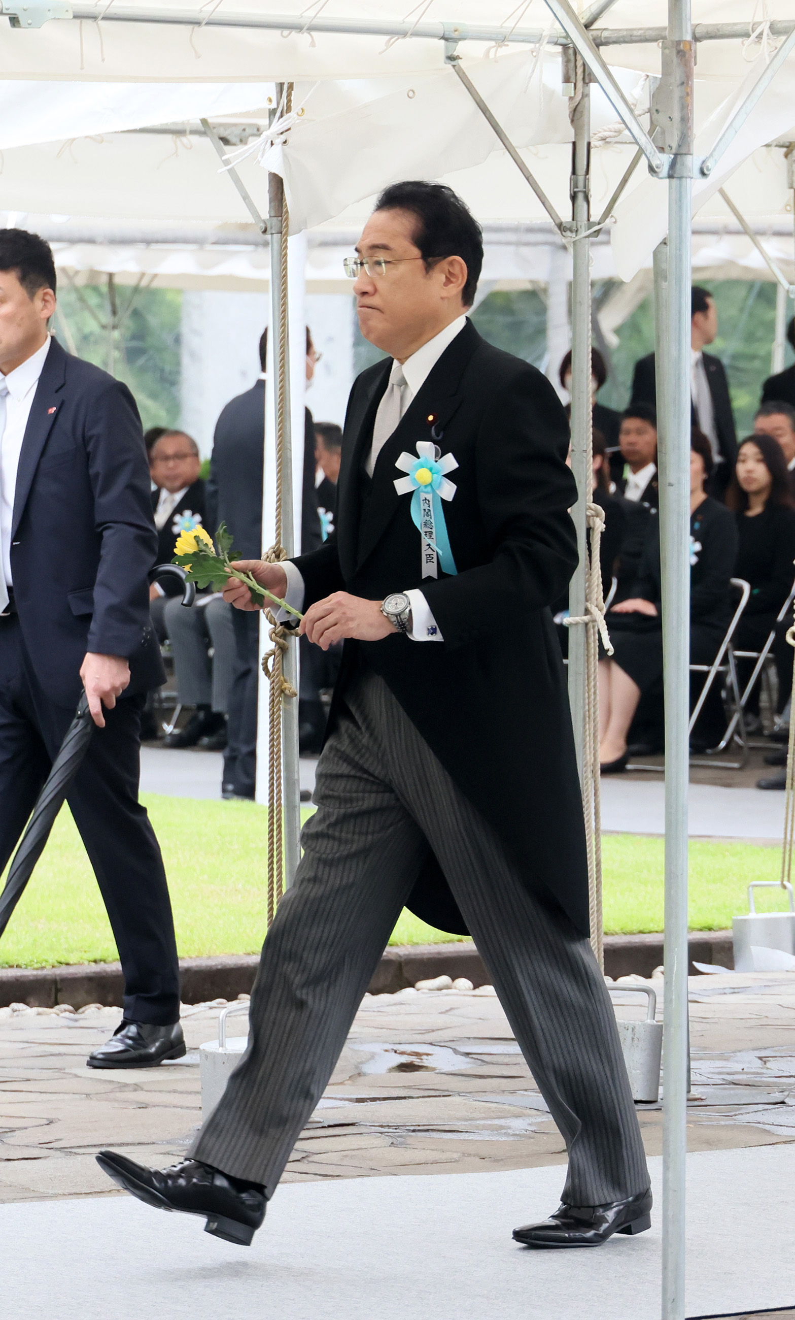 Prime Minister Kishida offering a flower  (2)