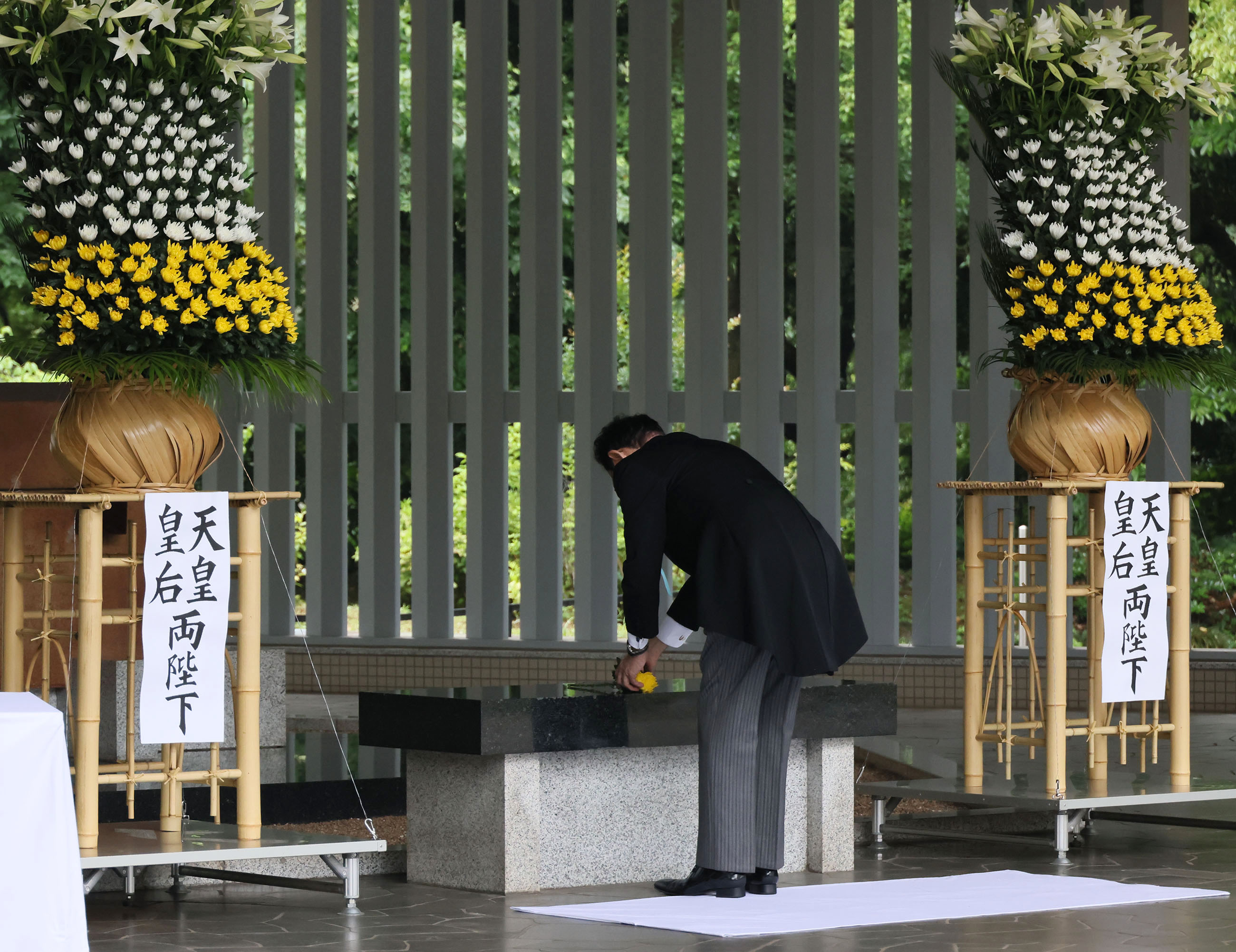 Prime Minister Kishida offering a flower (3)