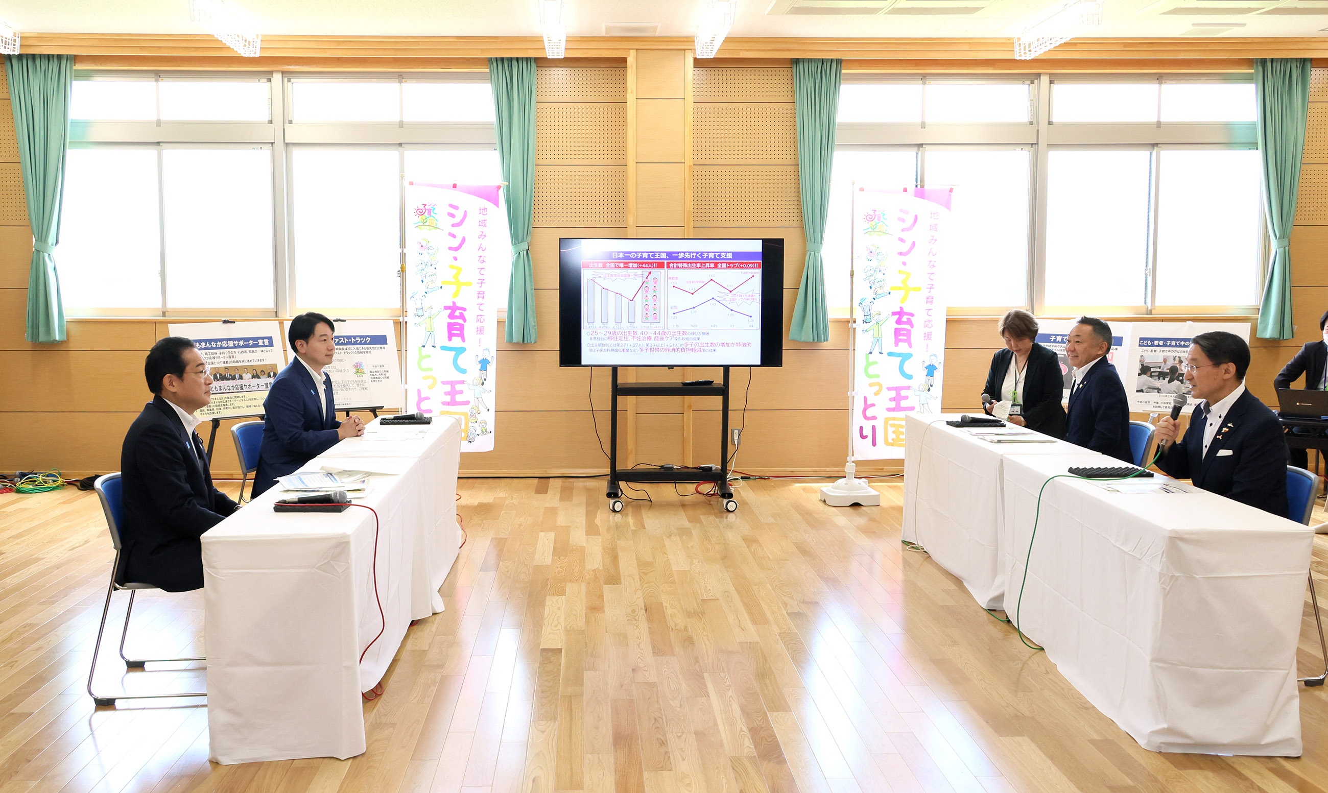 Prime Minister Kishida receiving an explanation on policy measures (1)