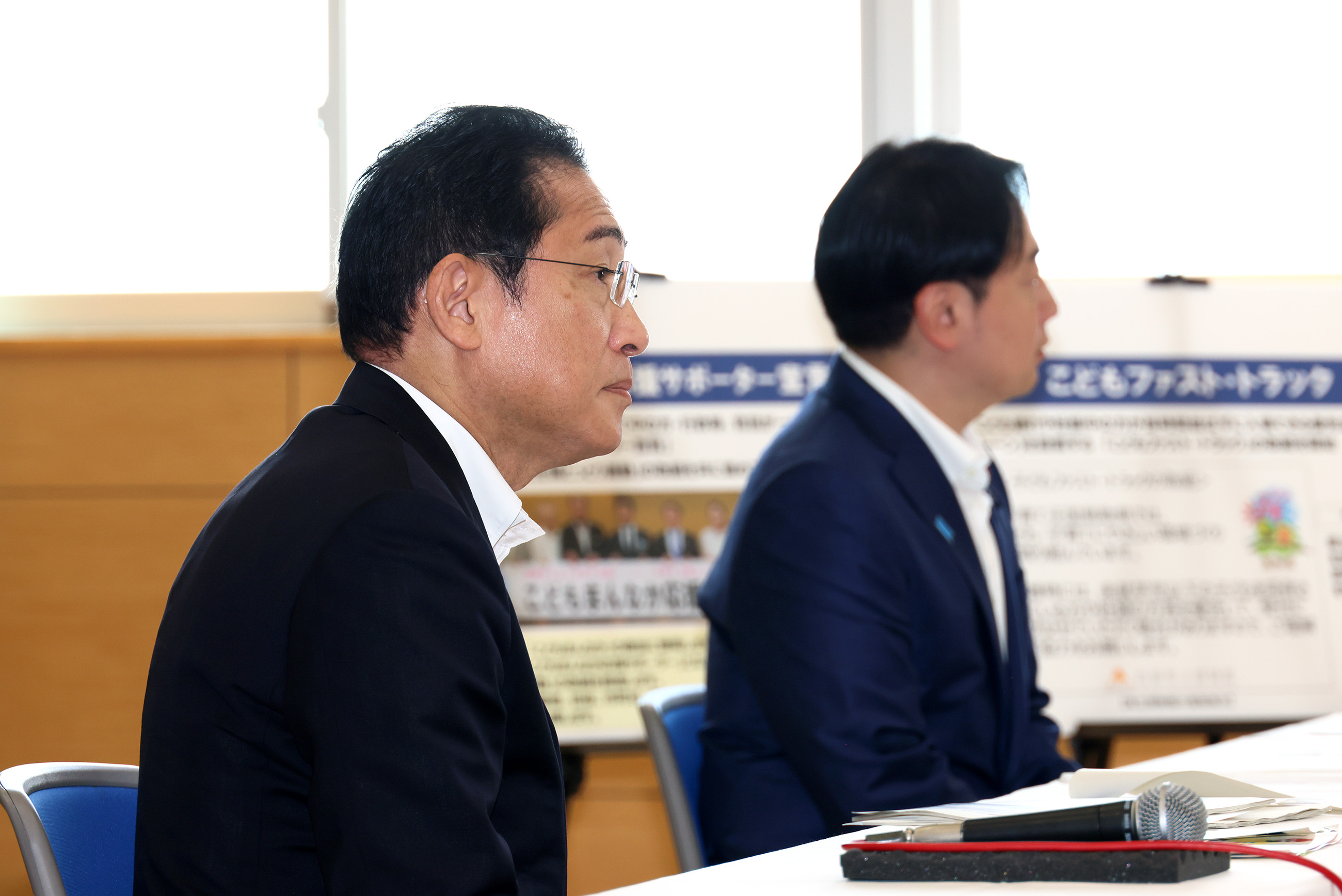 Prime Minister Kishida receiving an explanation on policy measures (2)