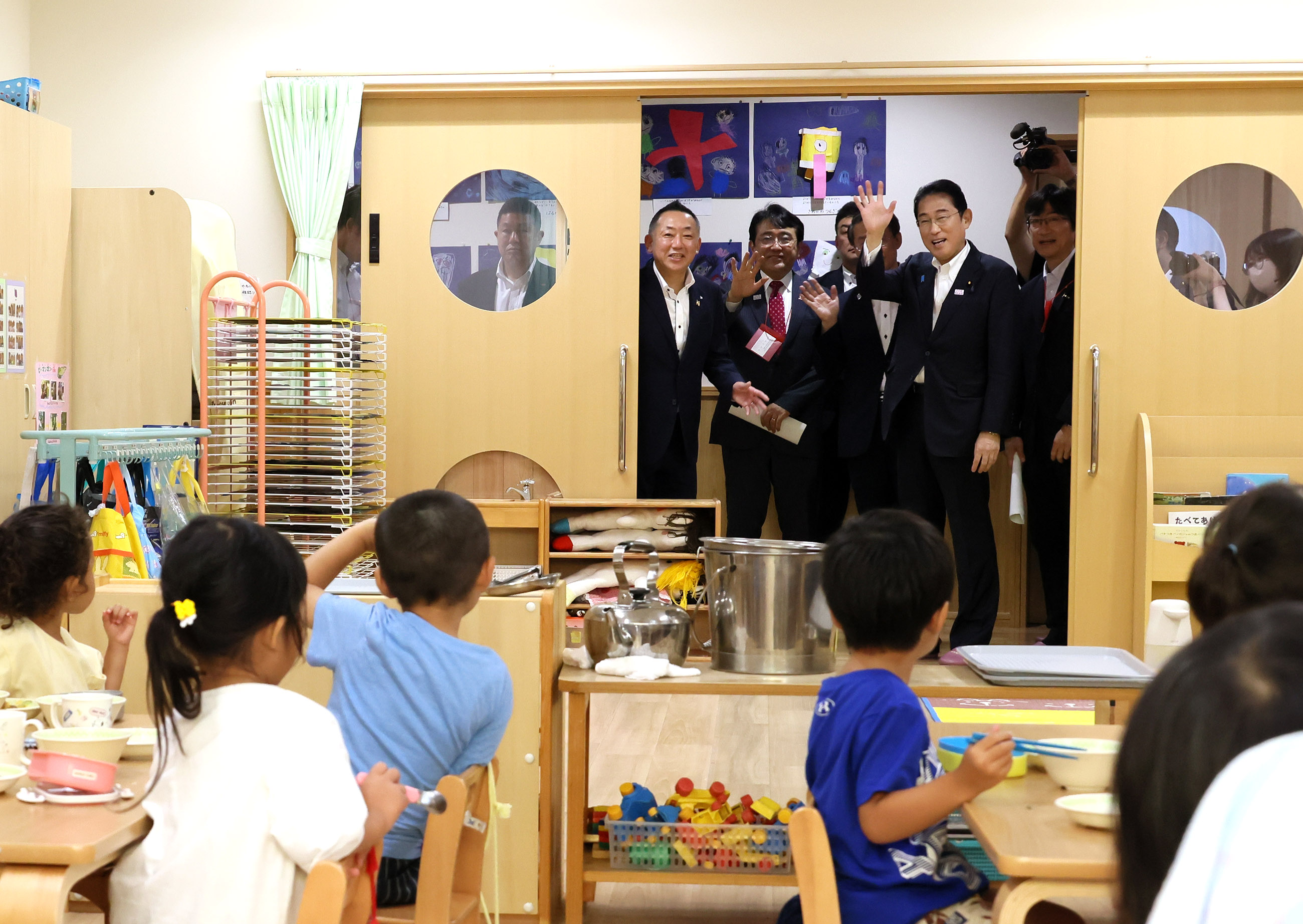 Prime Minister Kishida visiting a childcare facility (2)