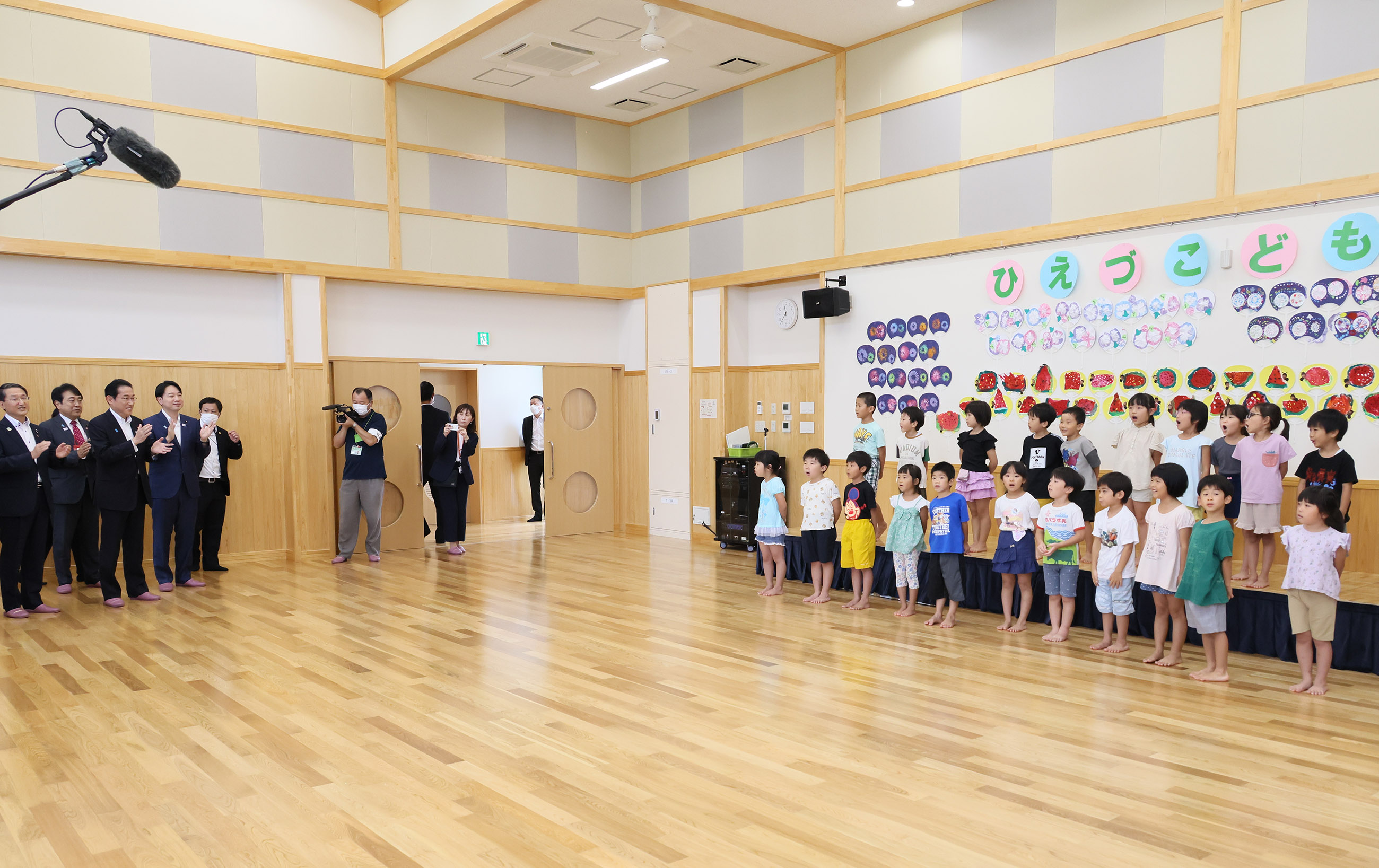 Prime Minister Kishida observing a song practice session (2)