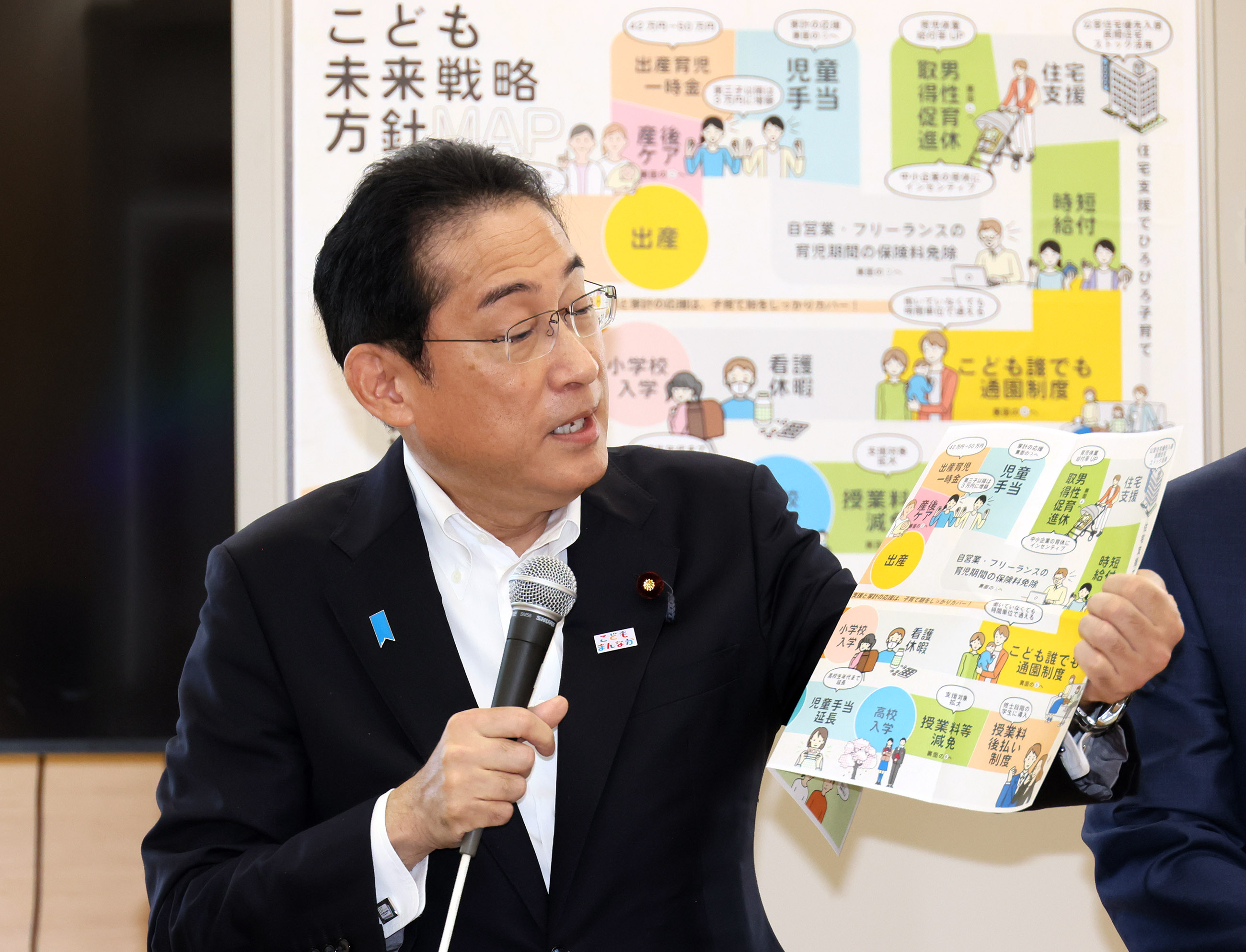 Prime Minister Kishida talking with participants of a public dialogue on policies related to children (1)