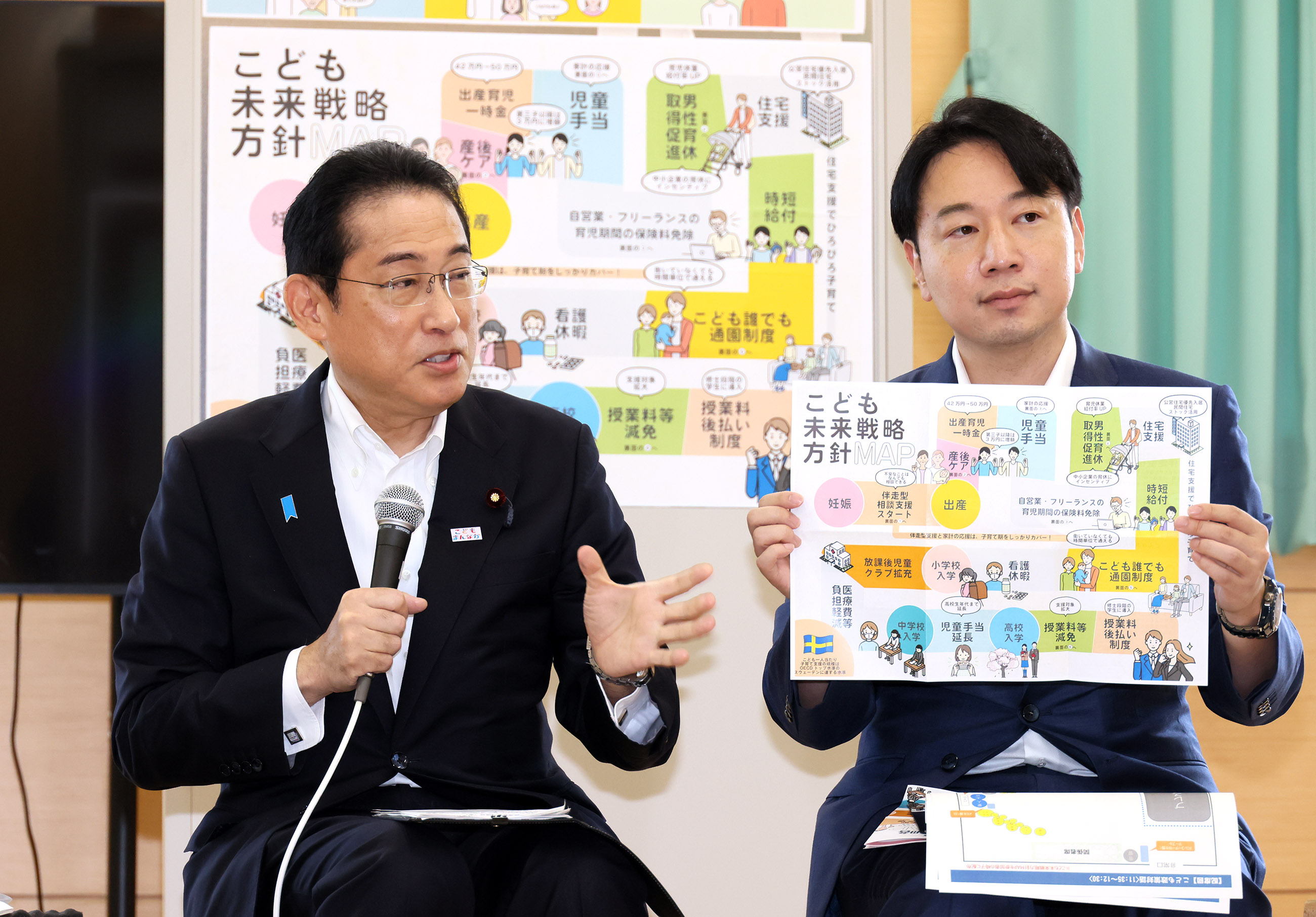 Prime Minister Kishida talking with participants of a public dialogue on policies related to children (2)