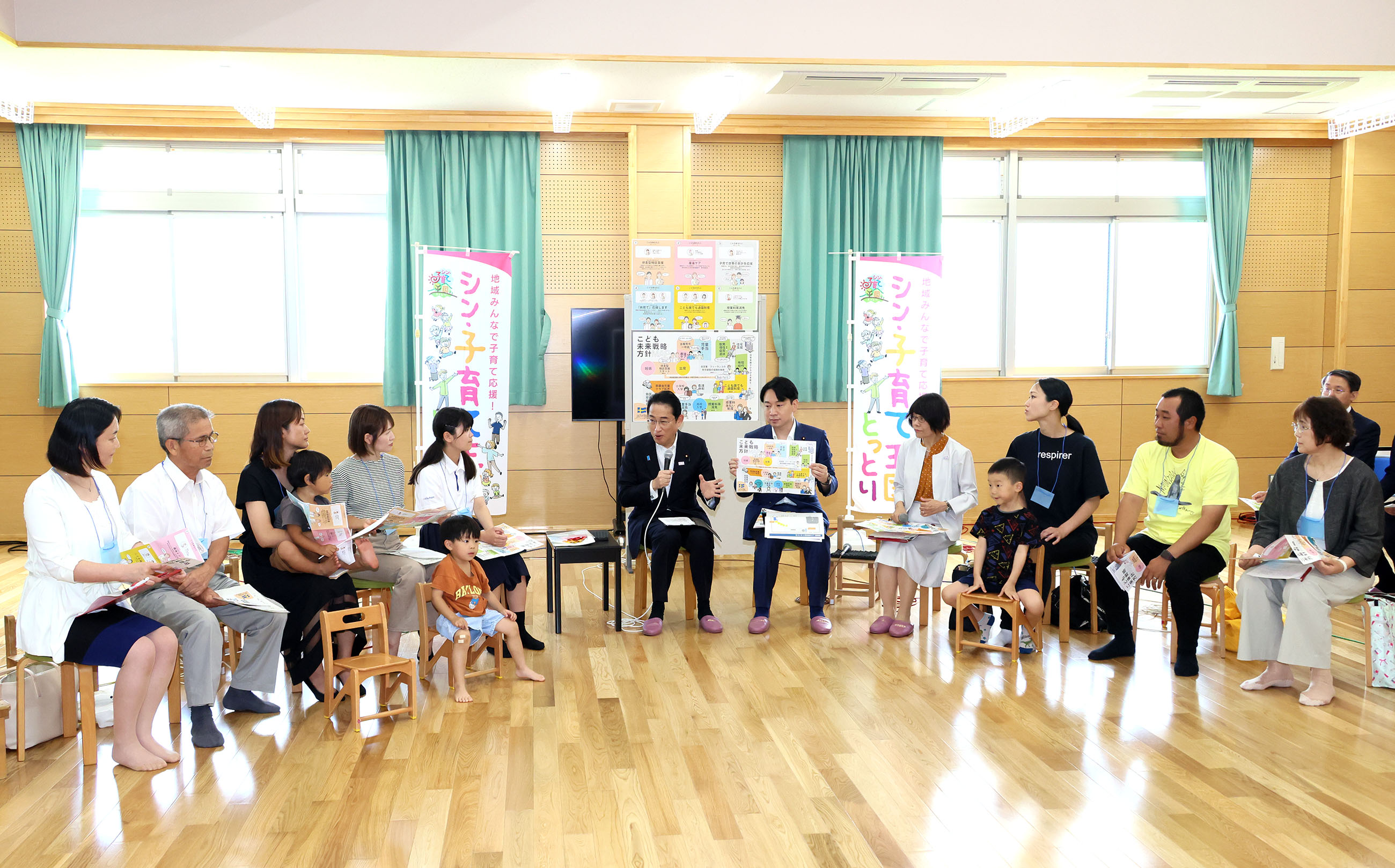 Prime Minister Kishida talking with participants of a public dialogue on policies related to children (3)