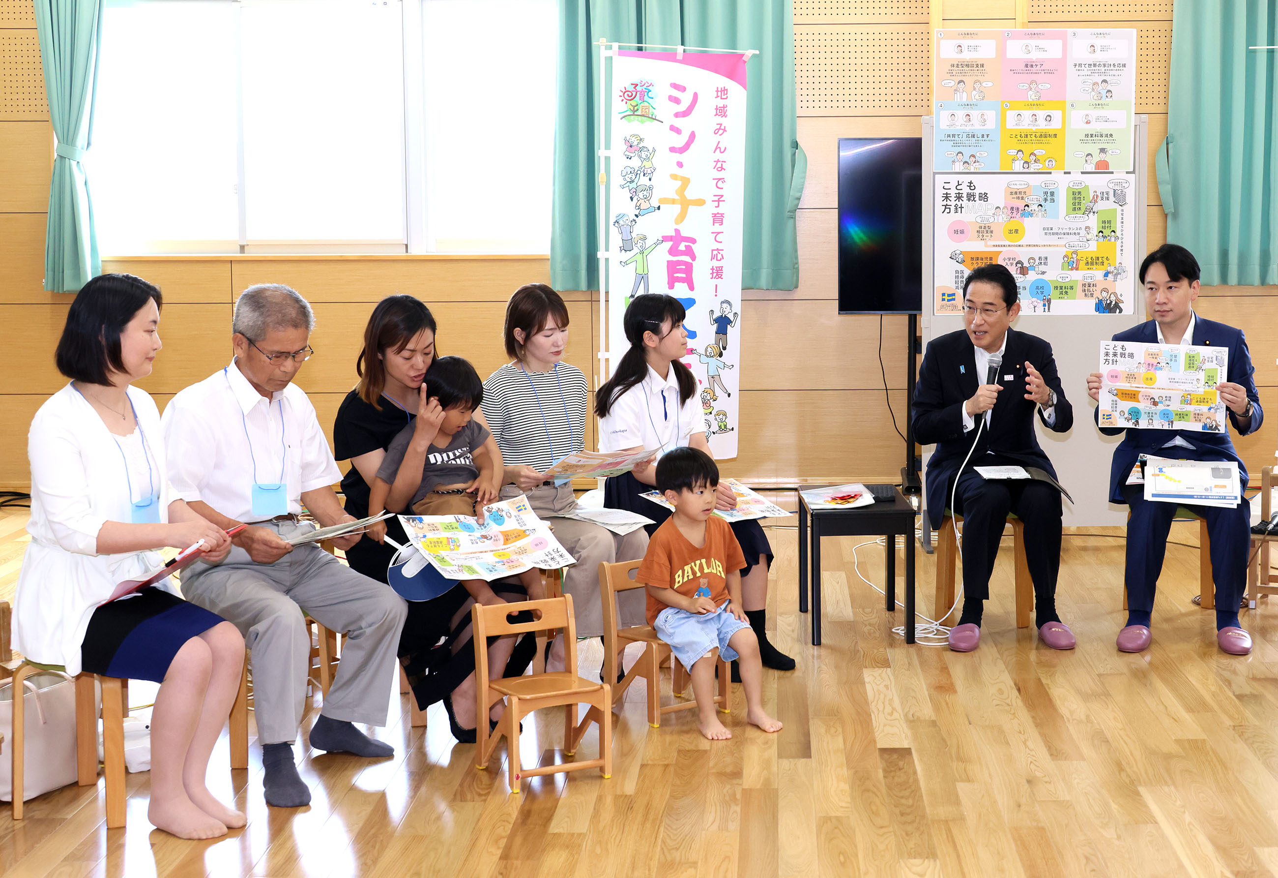 Prime Minister Kishida talking with participants of a public dialogue on policies related to children (5)