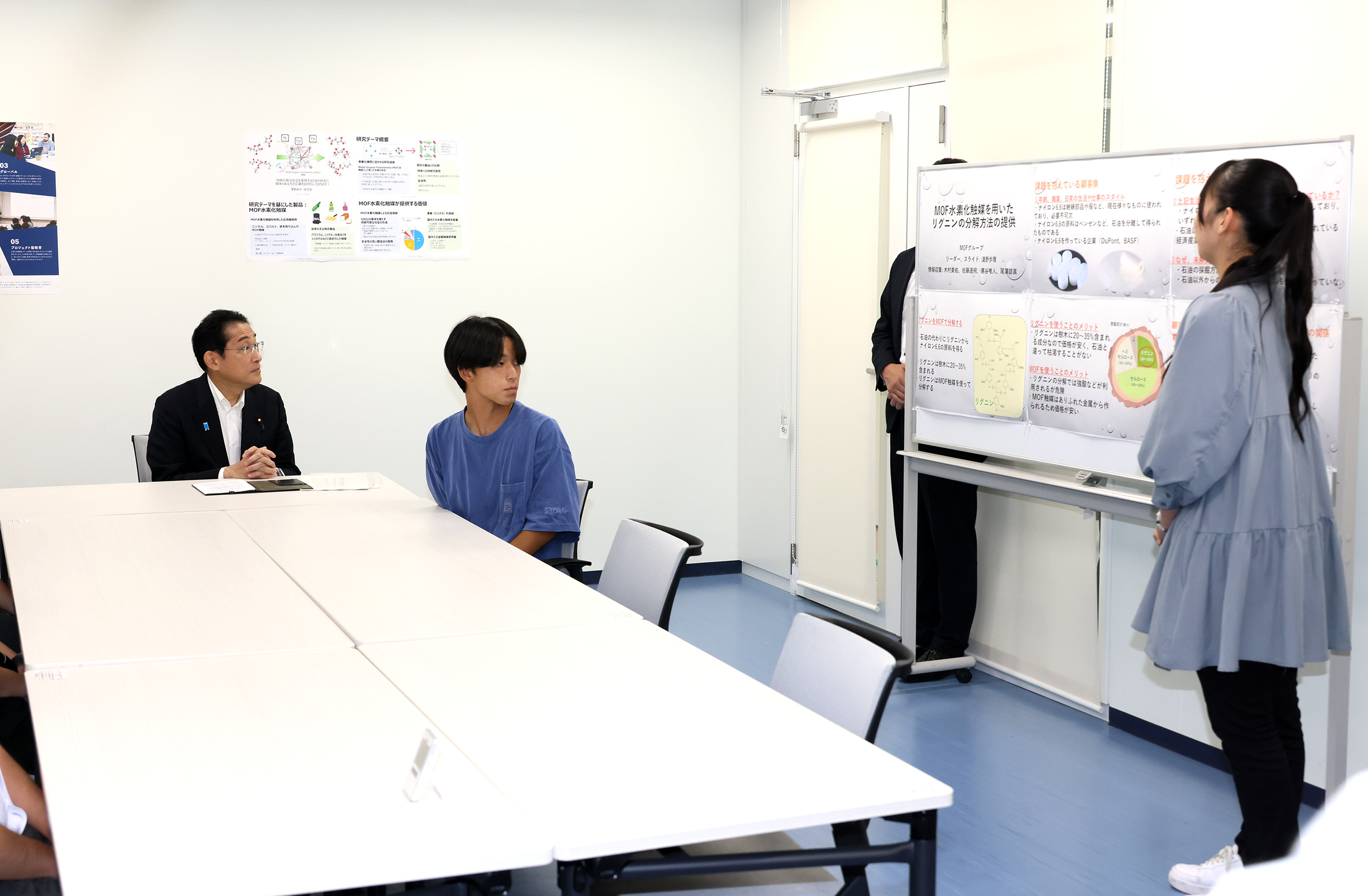 Prime Minister Kishida observing an entrepreneurship education class (1)