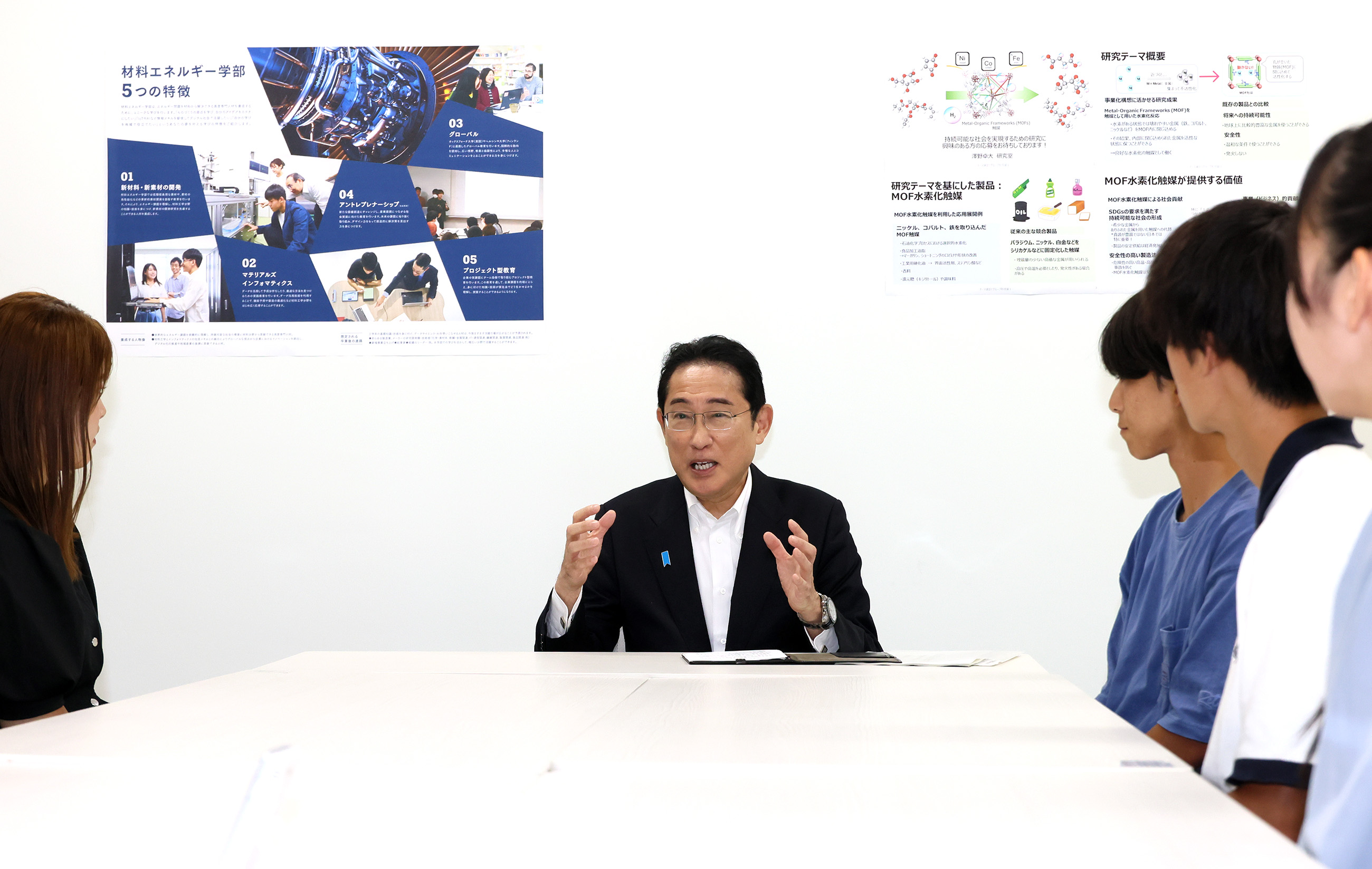 Prime Minister Kishida observing an entrepreneurship education class (2)