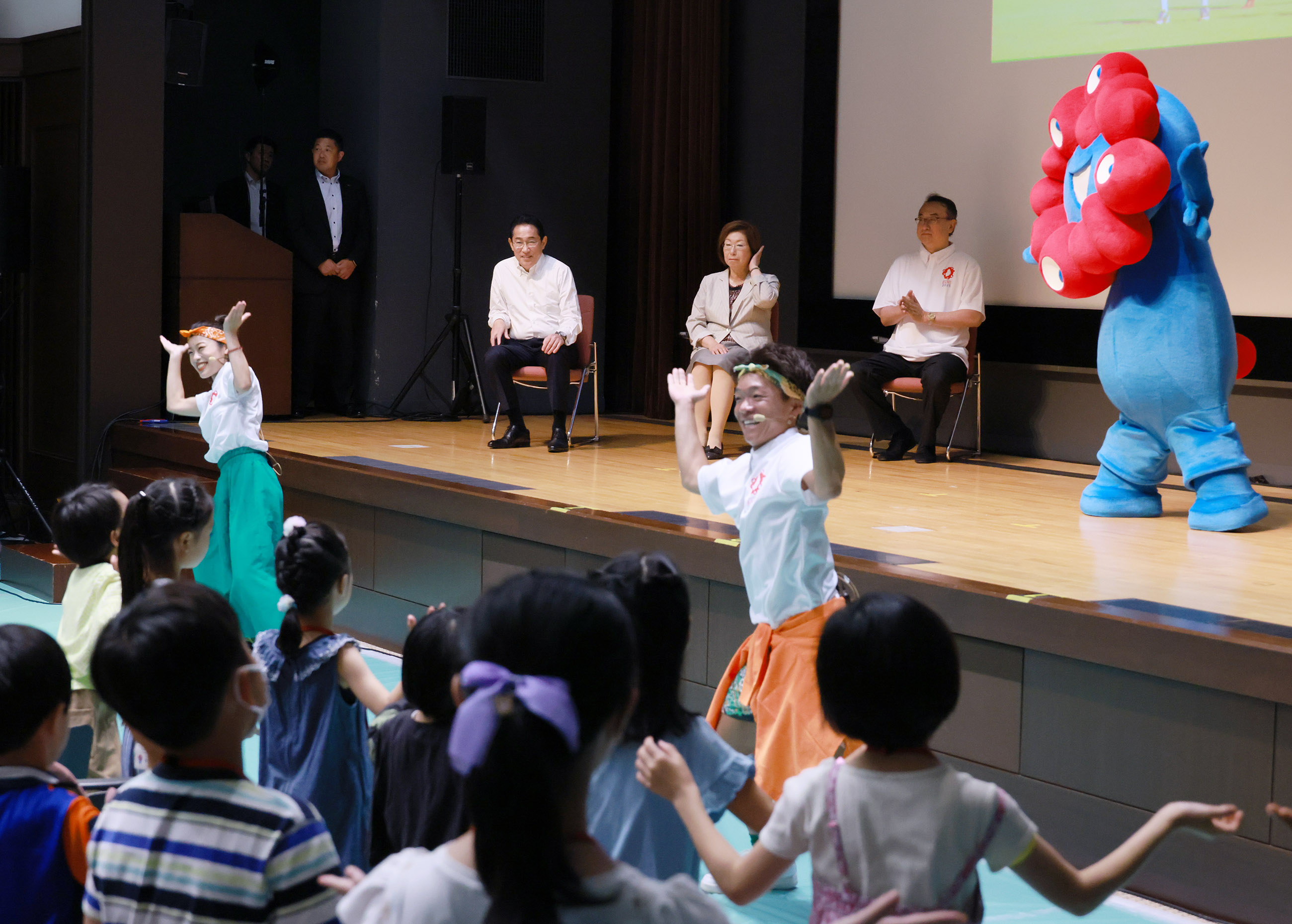 Prime Minister Kishida observing the Children’s Kasumigaseki Tour Day program (2)