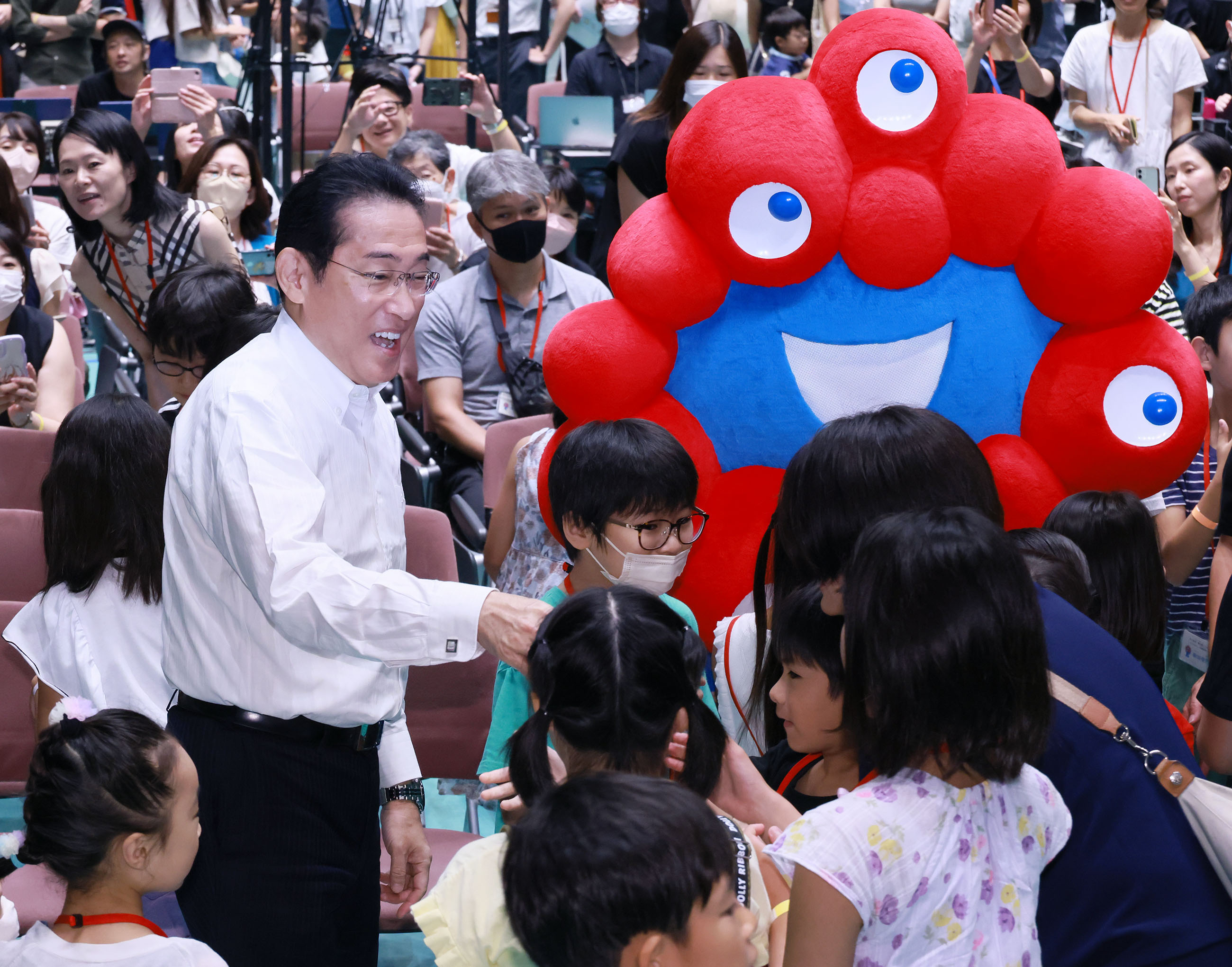 Prime Minister Kishida observing the Children’s Kasumigaseki Tour Day program (4)