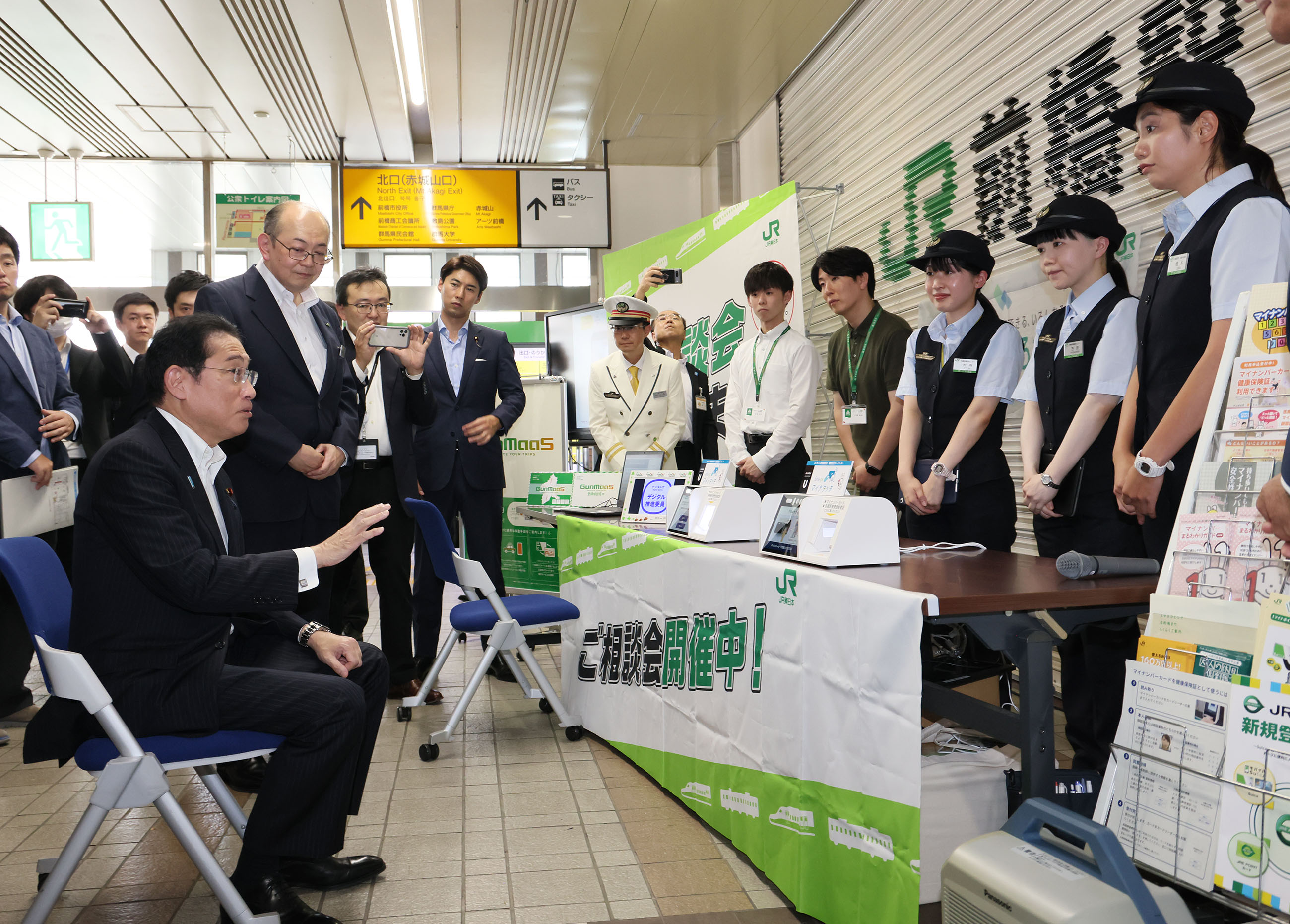 Prime Minister Kishida visiting a Digital Yorozu Consultation Center (1)