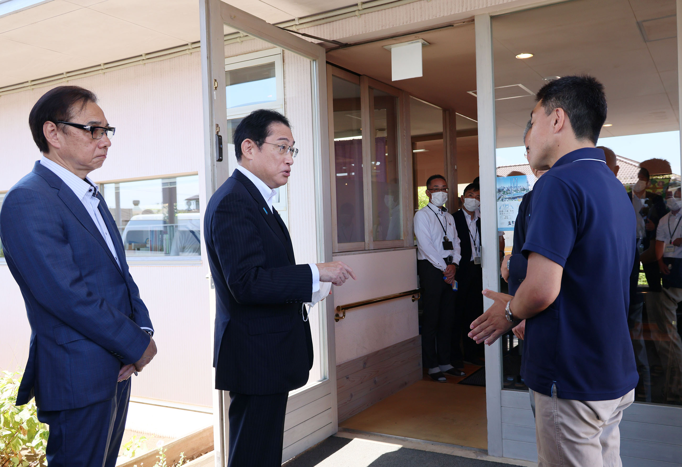 Prime Minister Kishida receiving a briefing at the Day Service Center Oido