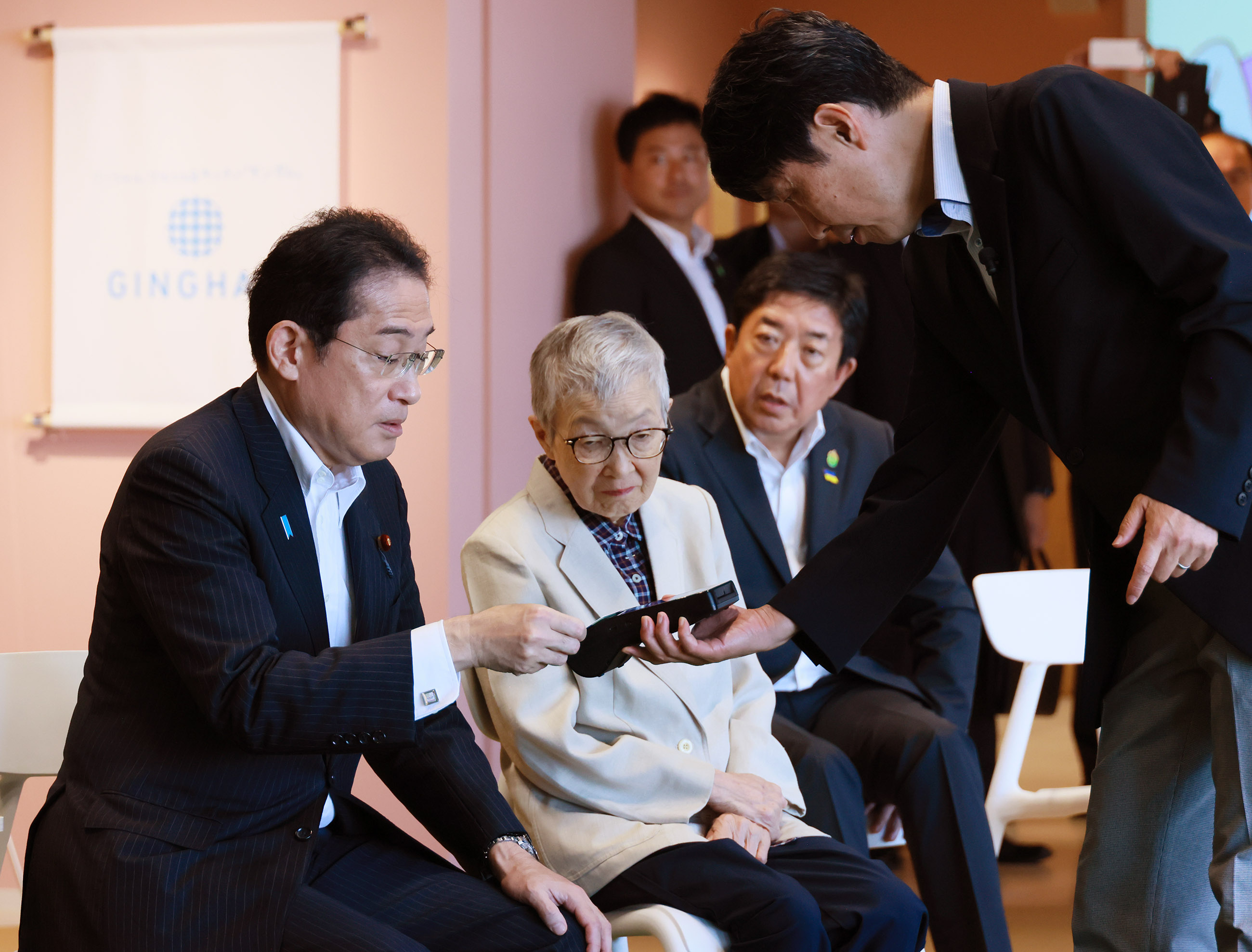 Prime Minister Kishida experiencing GunMaaS (2)