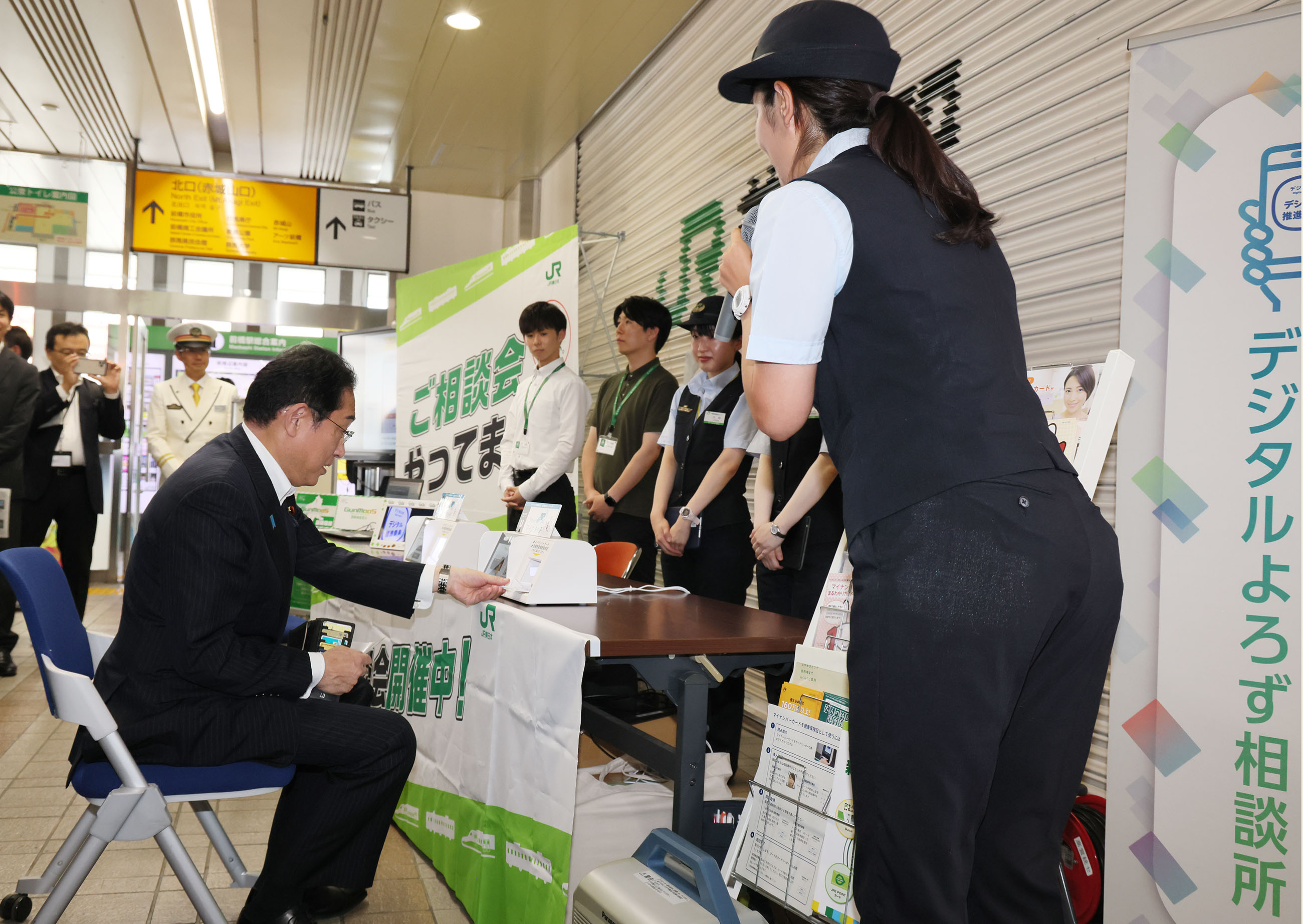 Prime Minister Kishida visiting the Digital Yorozu Consultation Center (2)