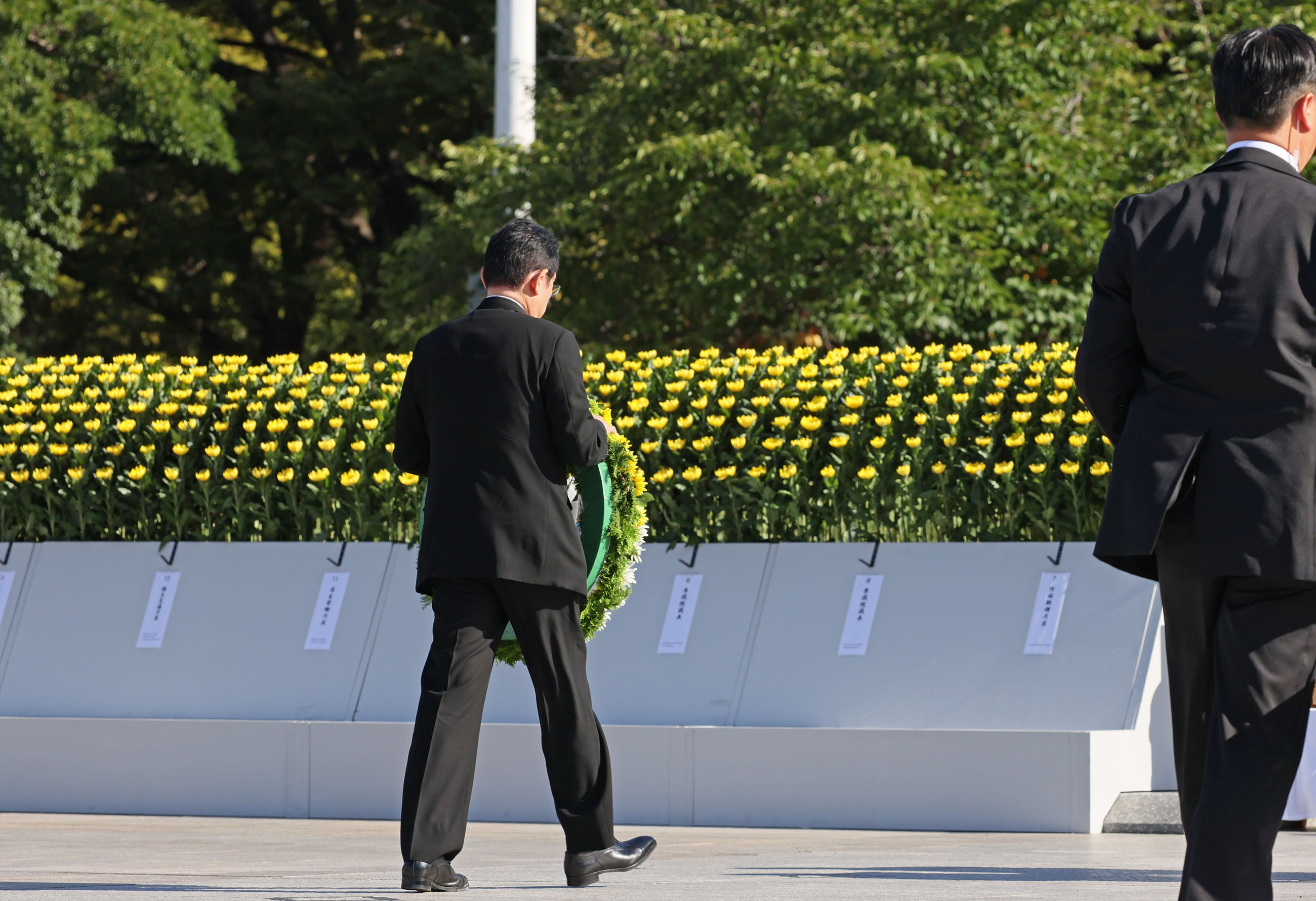 Prime Minister Kishida offering a wreath (1)