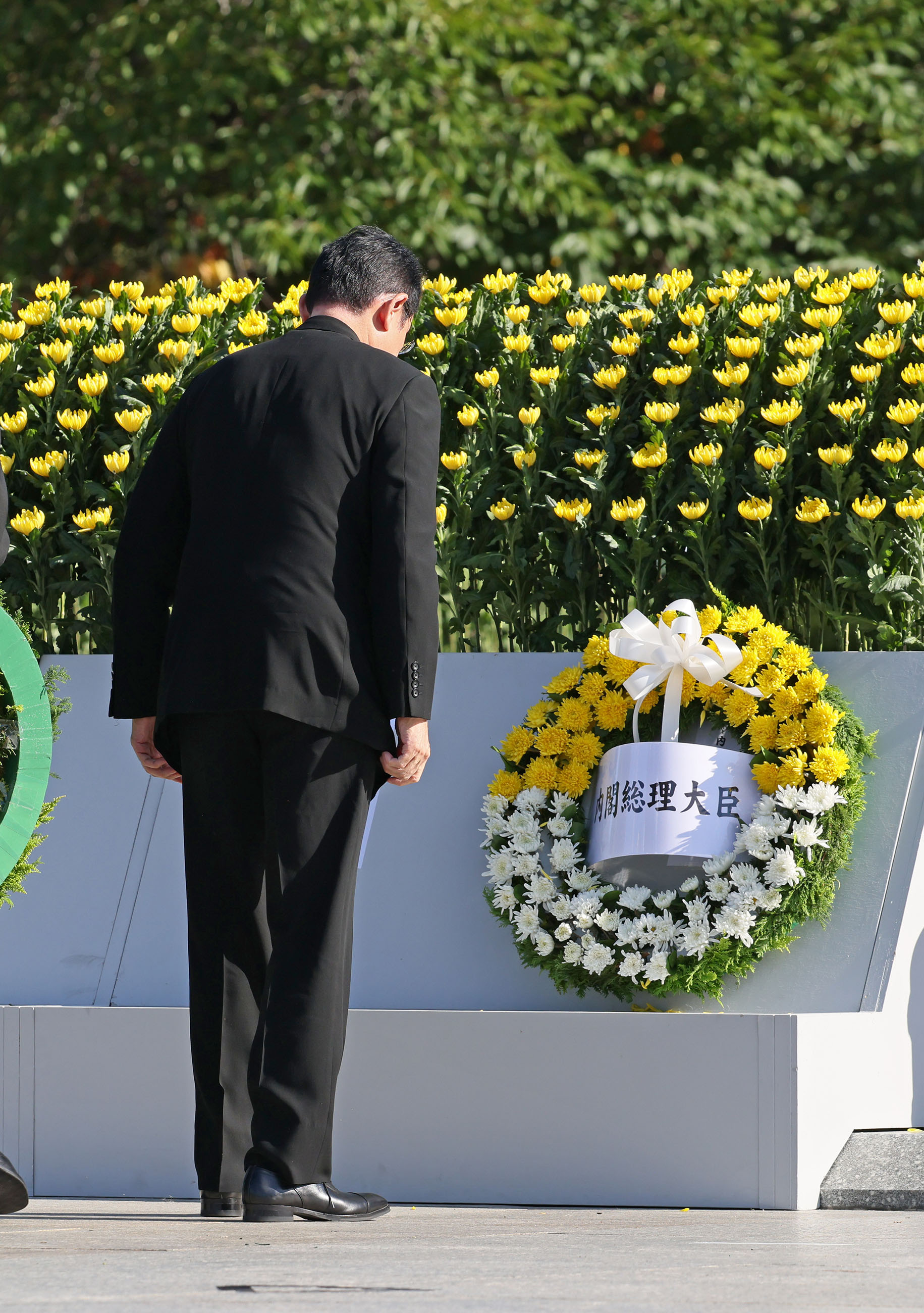 Prime Minister Kishida offering a wreath (2)