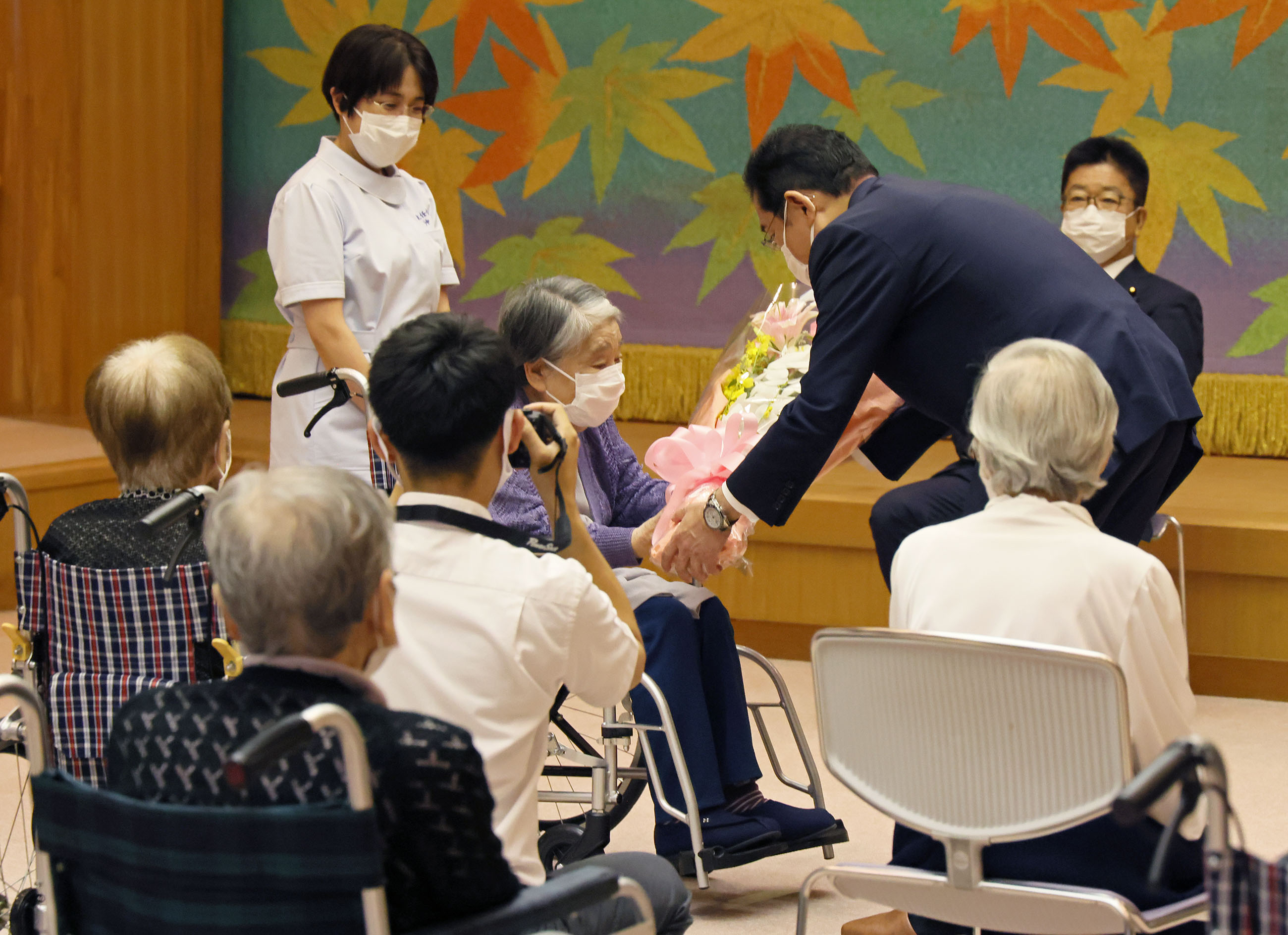 Prime Minister Kishida visiting residents in a nursing home for atomic bomb survivors (1)