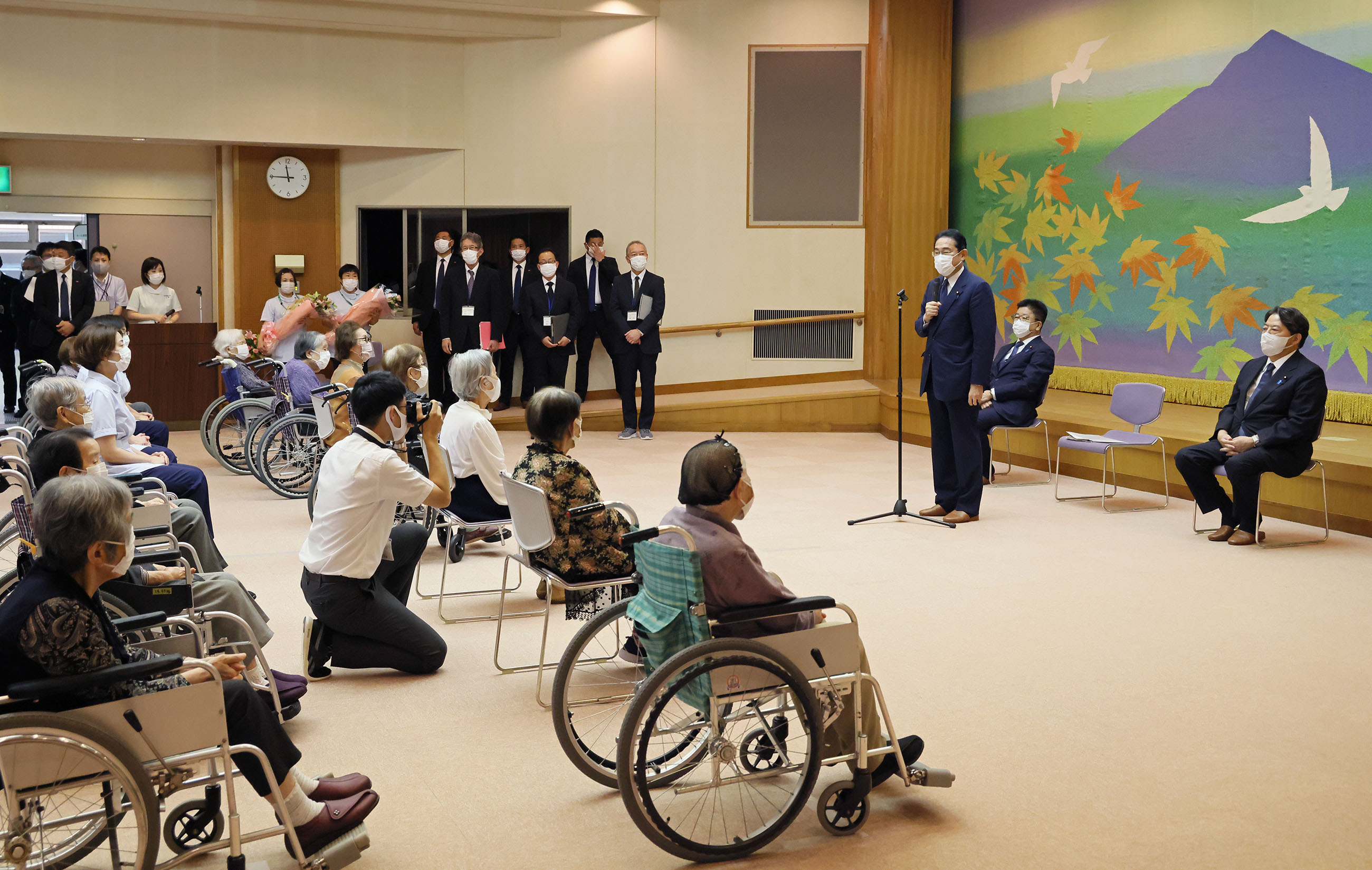 Prime Minister Kishida visiting residents in a nursing home for atomic bomb survivors (2)