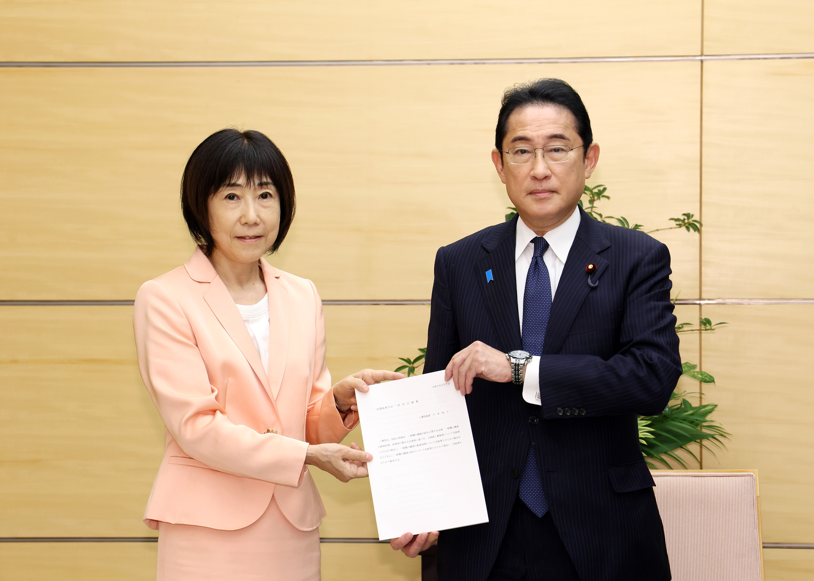 Prime Minister Kishida receiving a NPA Recommendation (1)