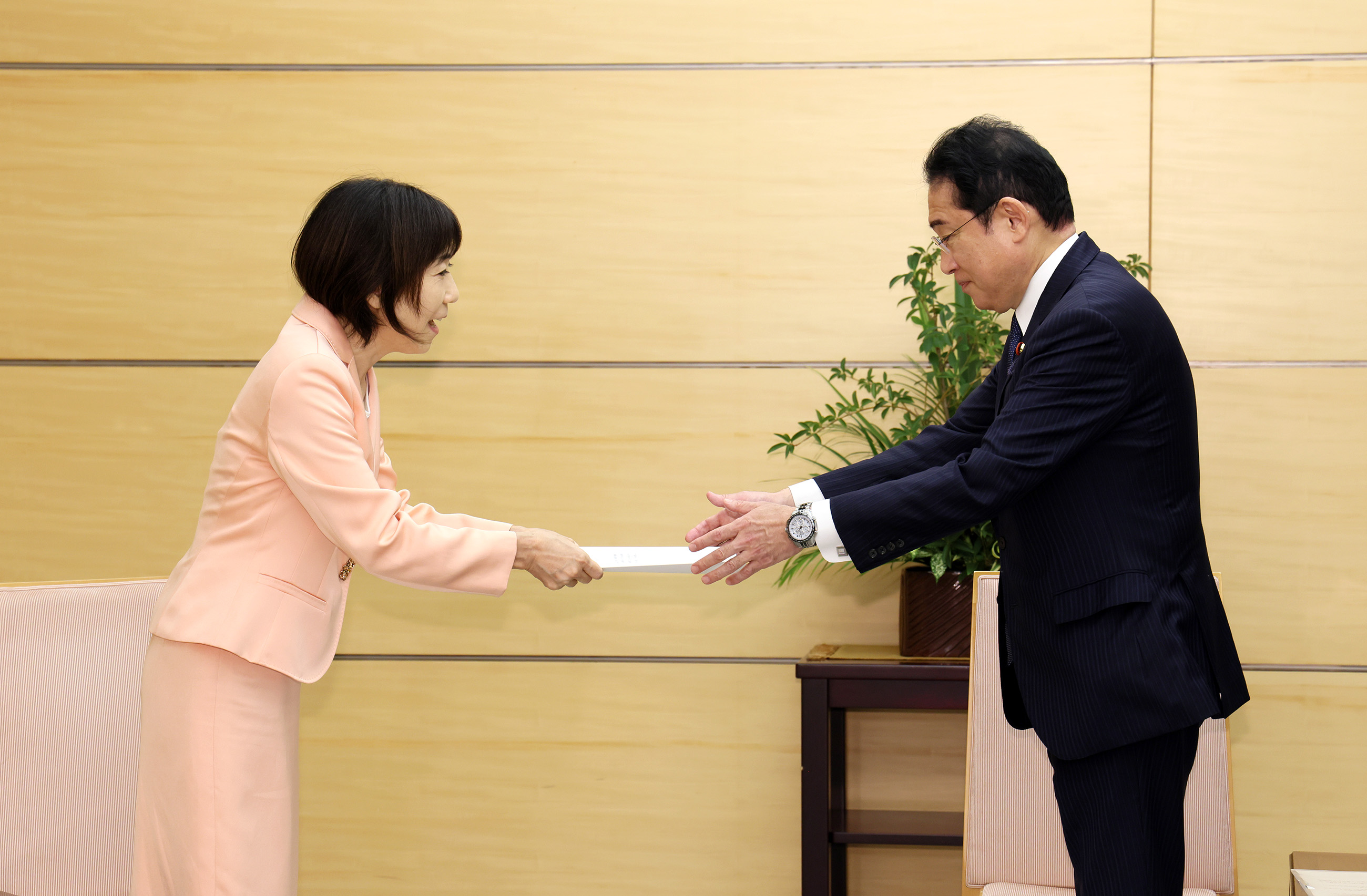 Prime Minister Kishida receiving a NPA Recommendation (2)