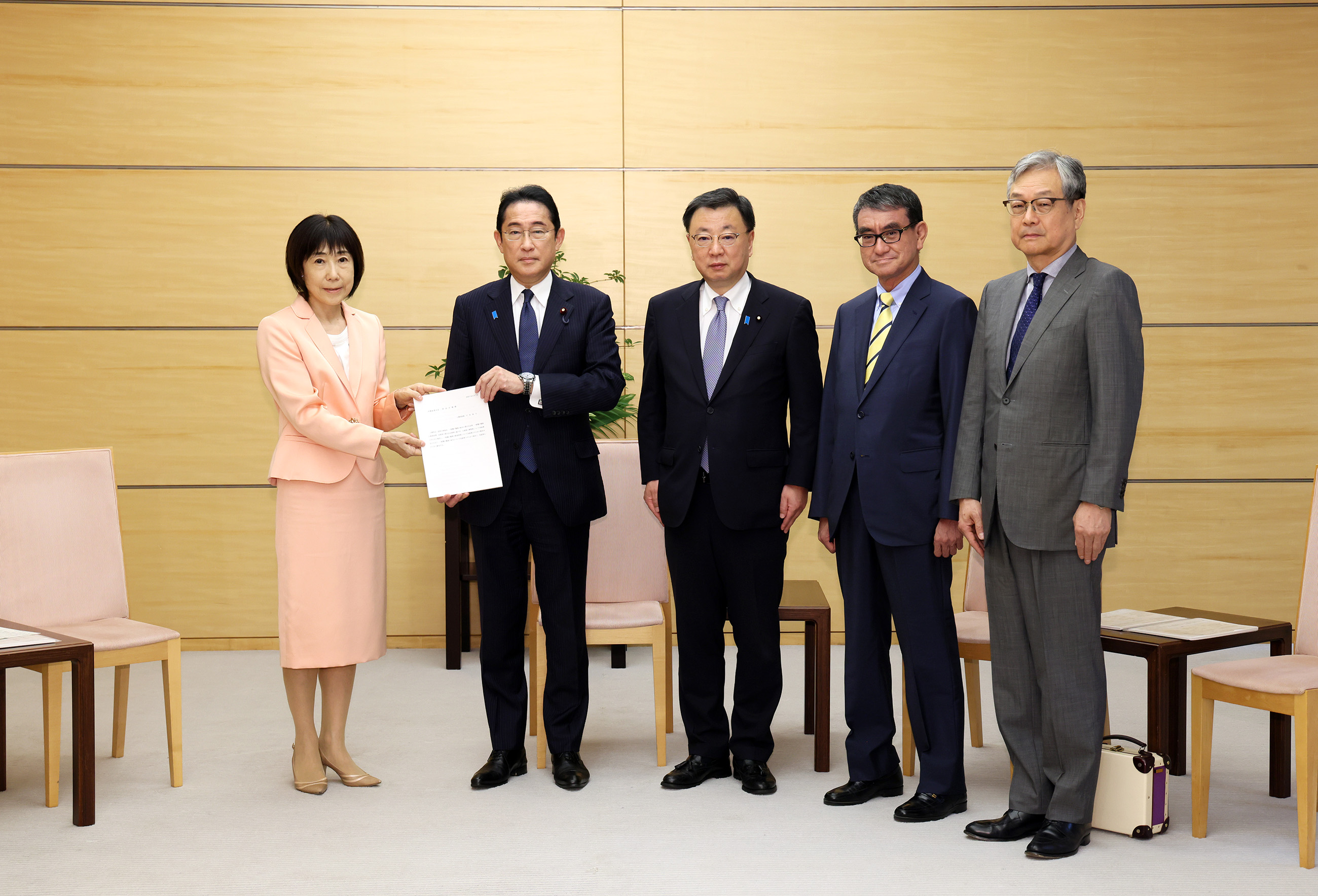 Prime Minister Kishida receiving a NPA Recommendation (3)
