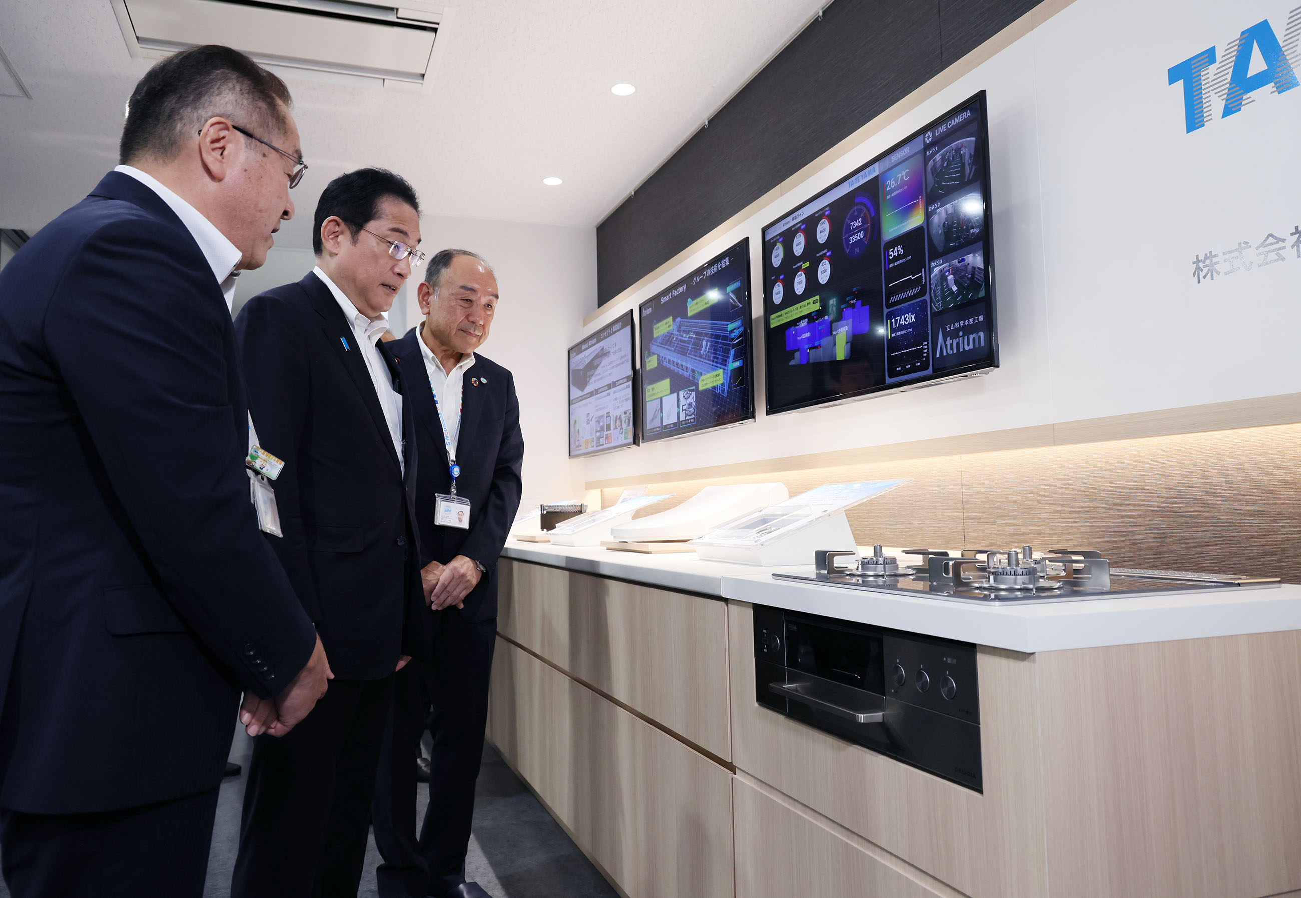 Prime Minister Kishida inspecting a temperature sensor business
