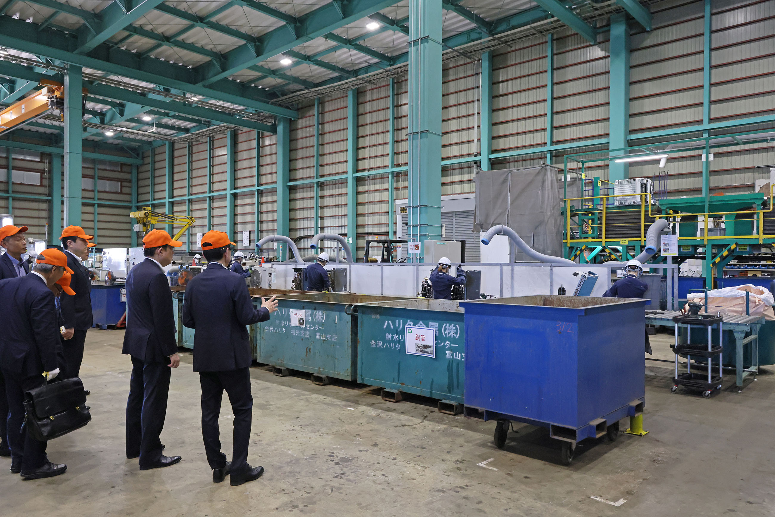 Prime Minister Kishida visiting a recycling center (1)