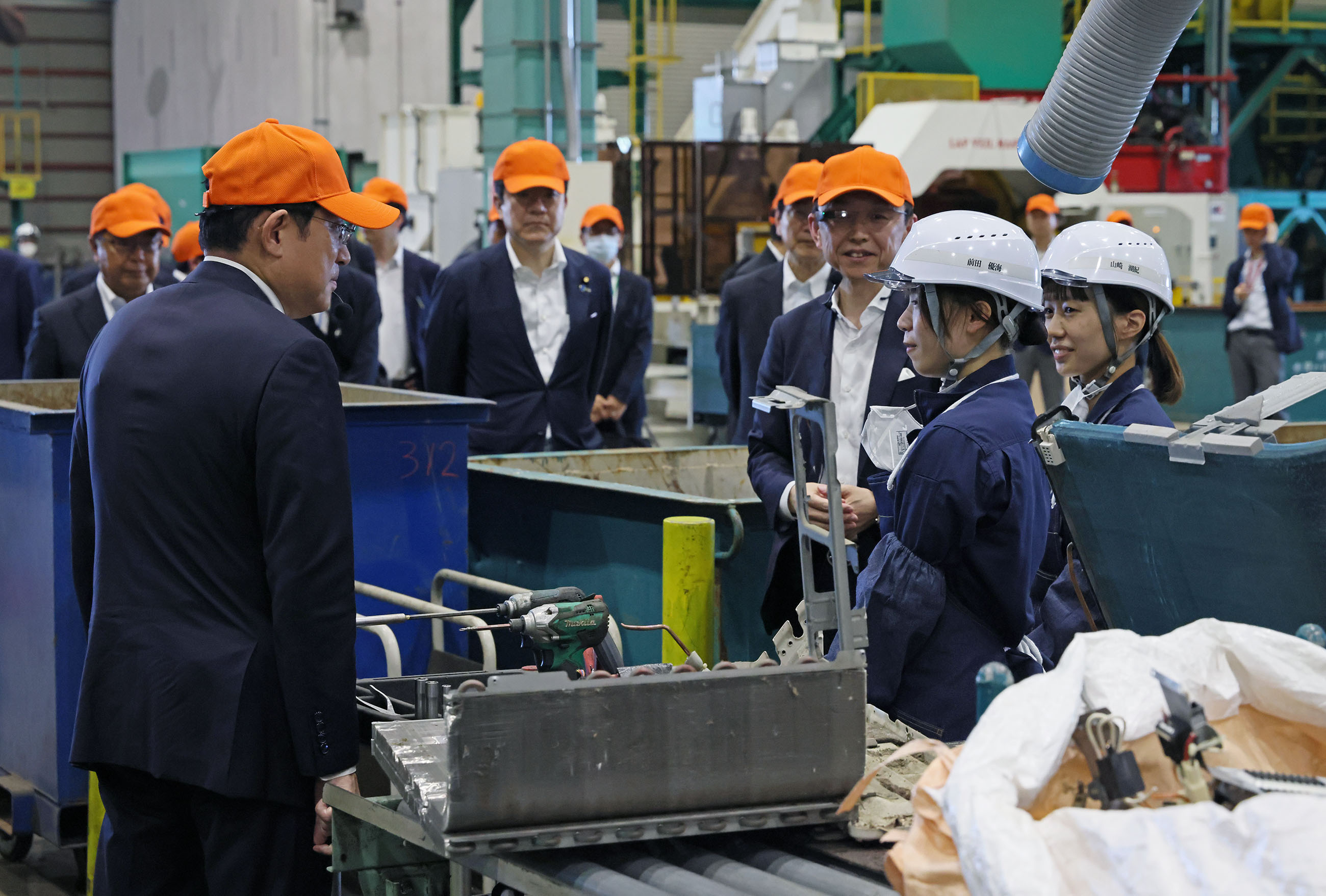 Prime Minister Kishida visiting a recycling center (2)