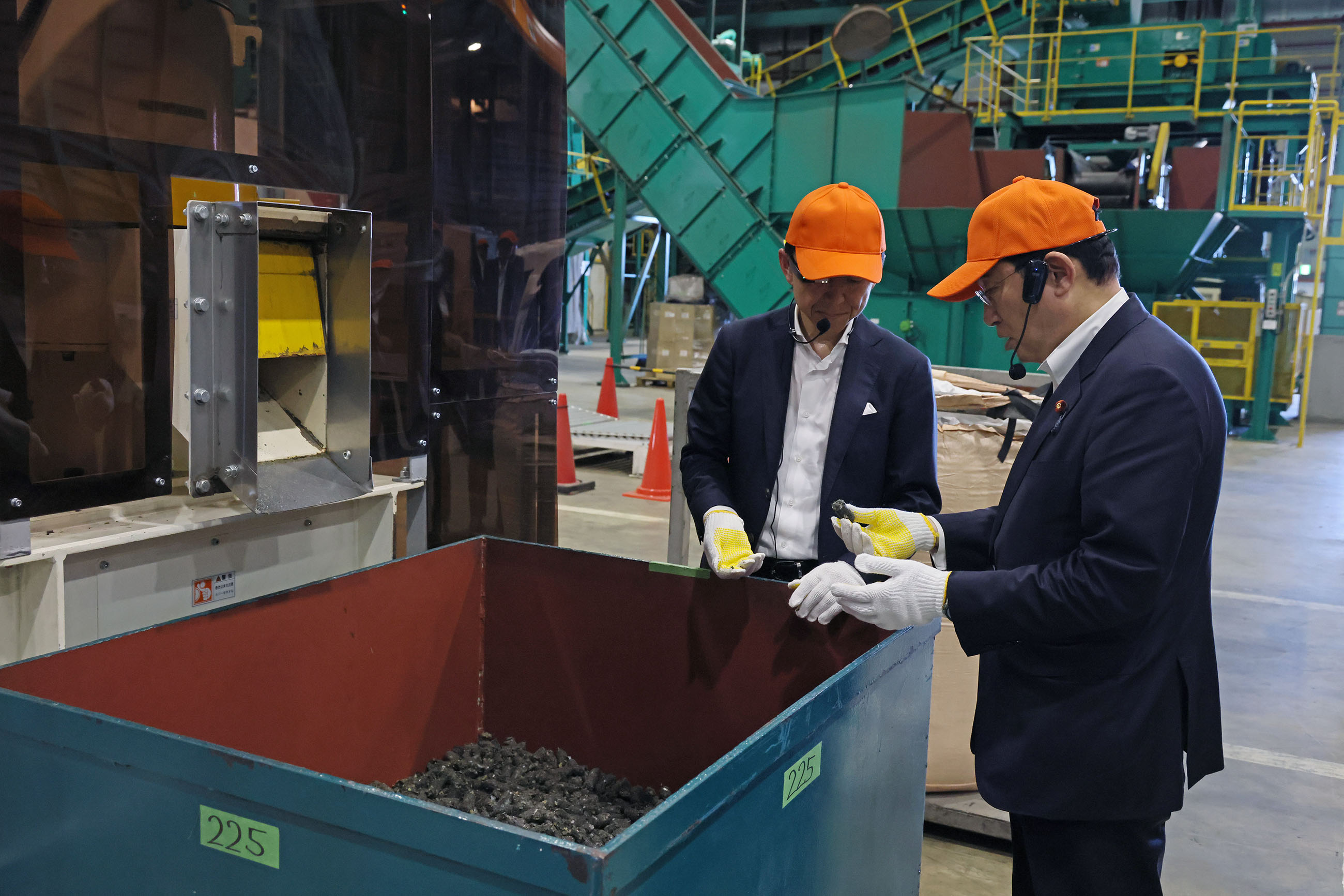 Prime Minister Kishida visiting a recycling center (3)