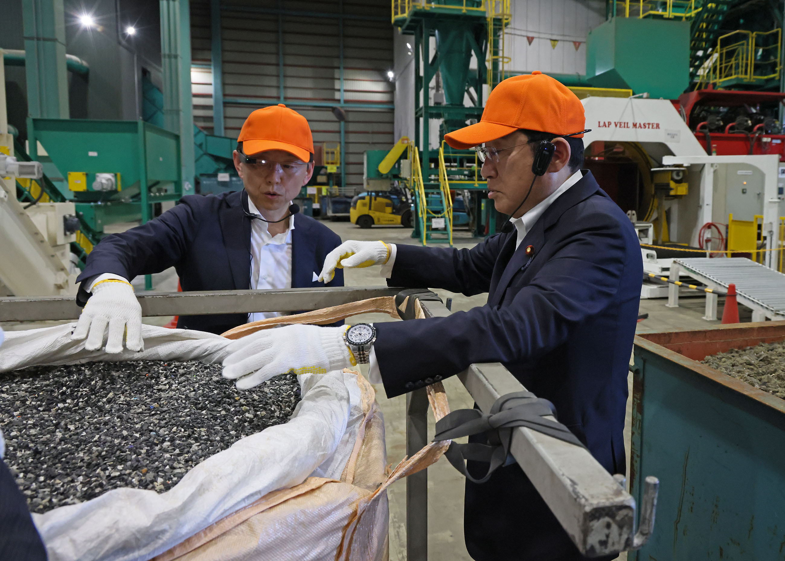 Prime Minister Kishida visiting a recycling center (4)