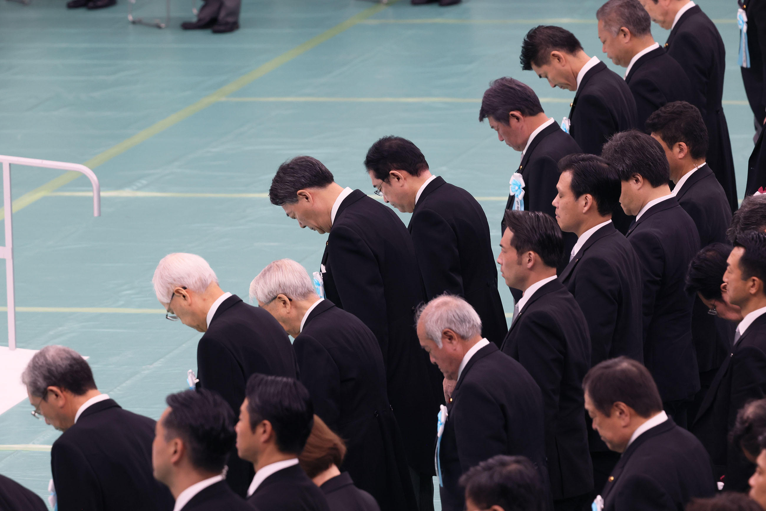 Prime Minister Kishida offering a silent prayer