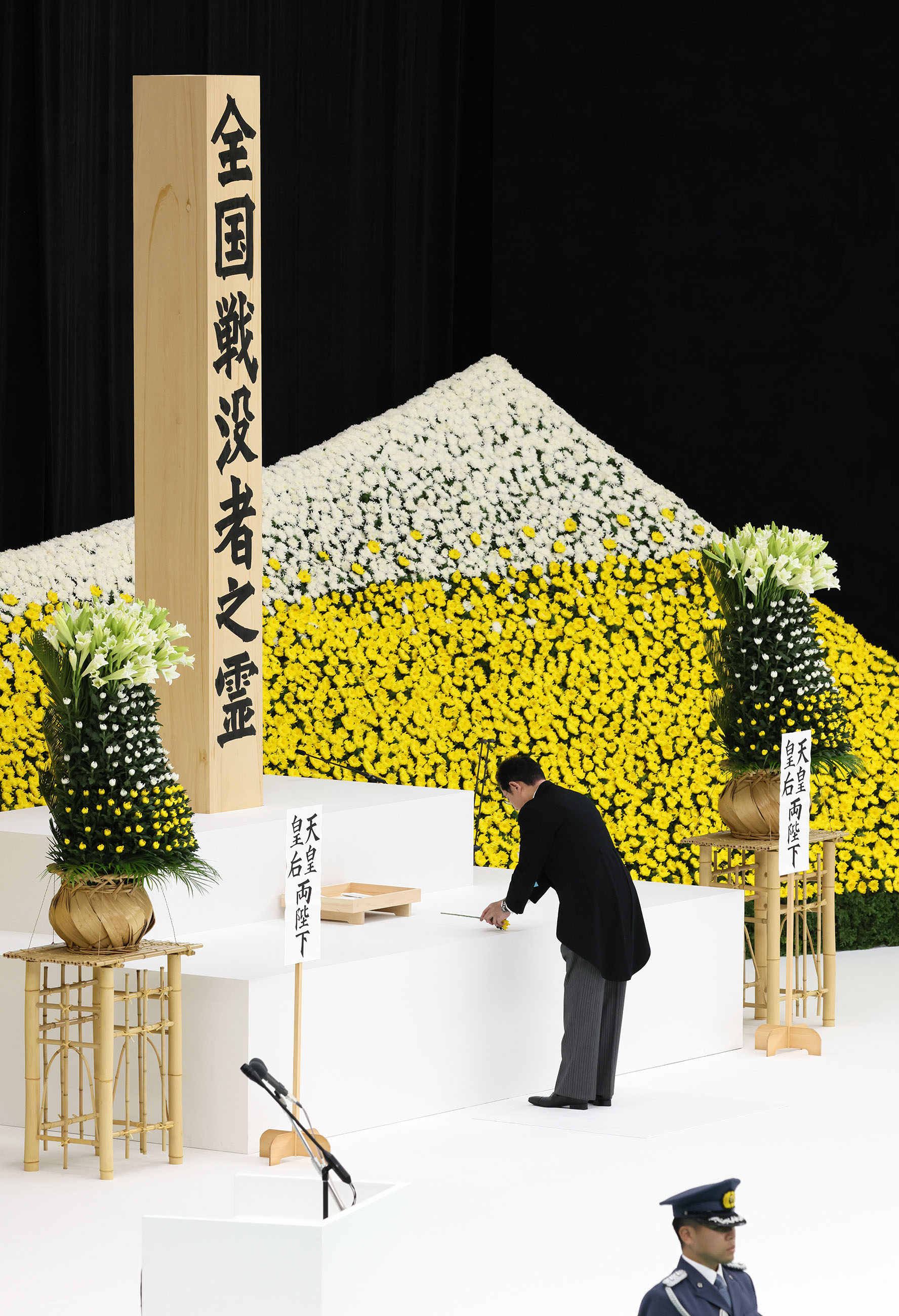Prime Minister Kishida offering flowers (1)