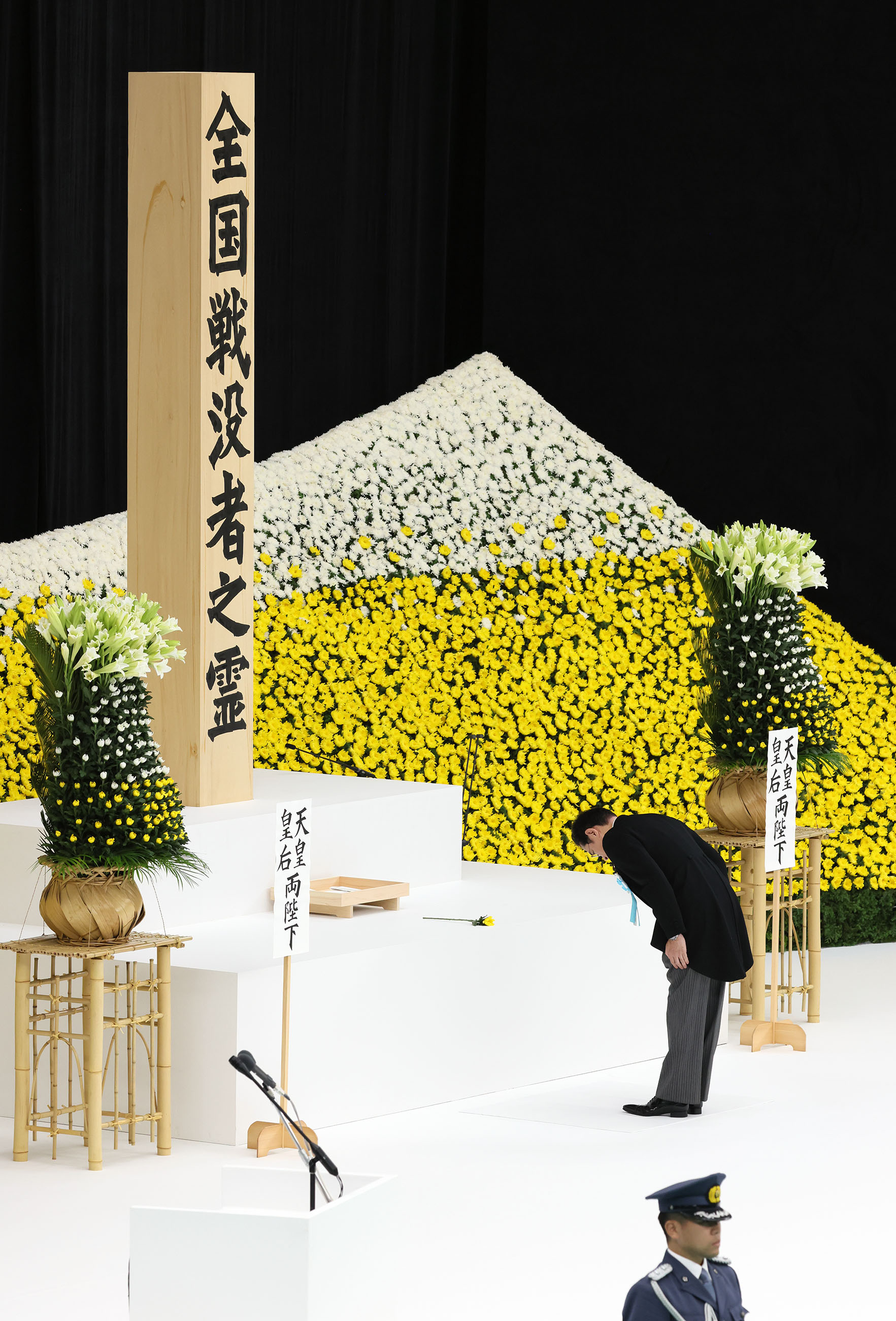 Prime Minister Kishida offering flowers (3)
