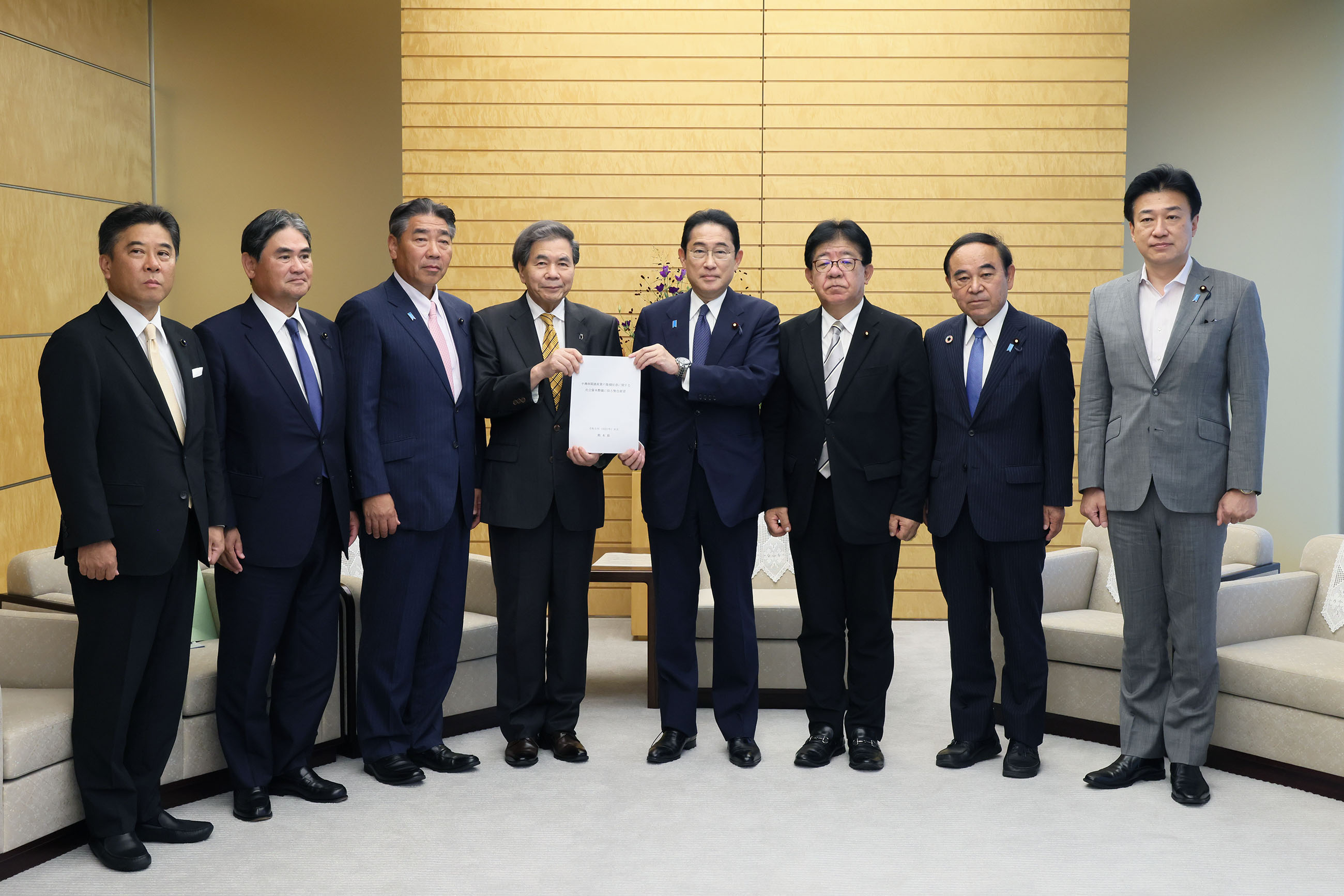 Meeting with the Chairperson of ITS Promotion and Roads Research Commission of the Liberal Democratic Party and the Governor of Kumamoto Prefecture