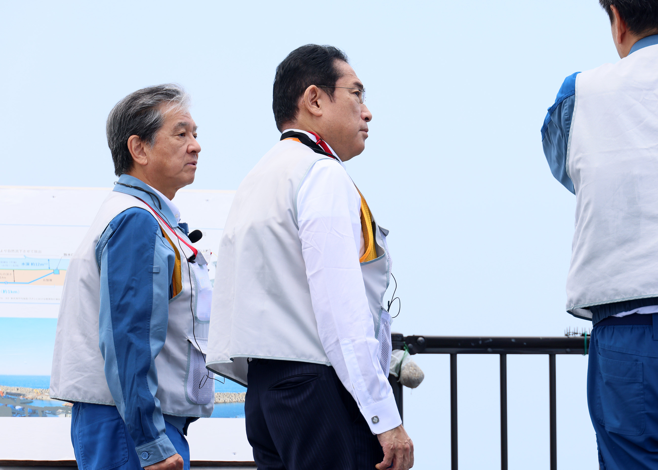Prime Minister Kishida observing the facilities for discharging treated water into the ocean (1)