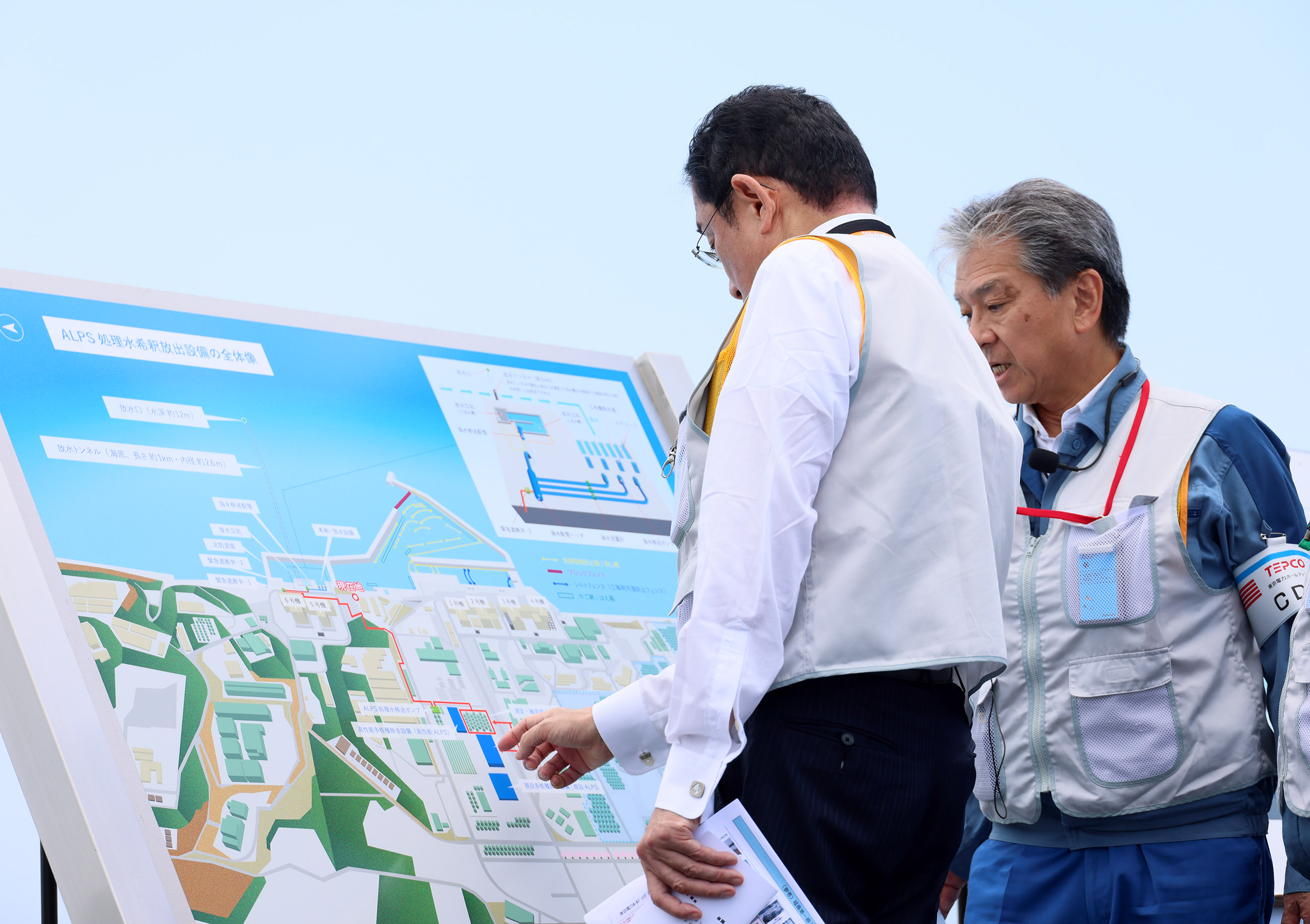 Prime Minister Kishida observing the facilities for discharging treated water into the ocean (3)