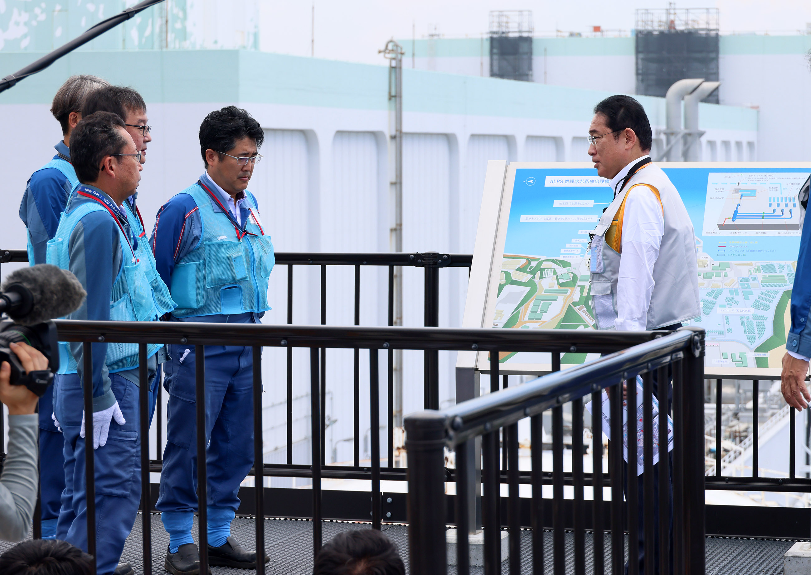 Prime Minister Kishida observing the facilities for discharging treated water into the ocean (4)