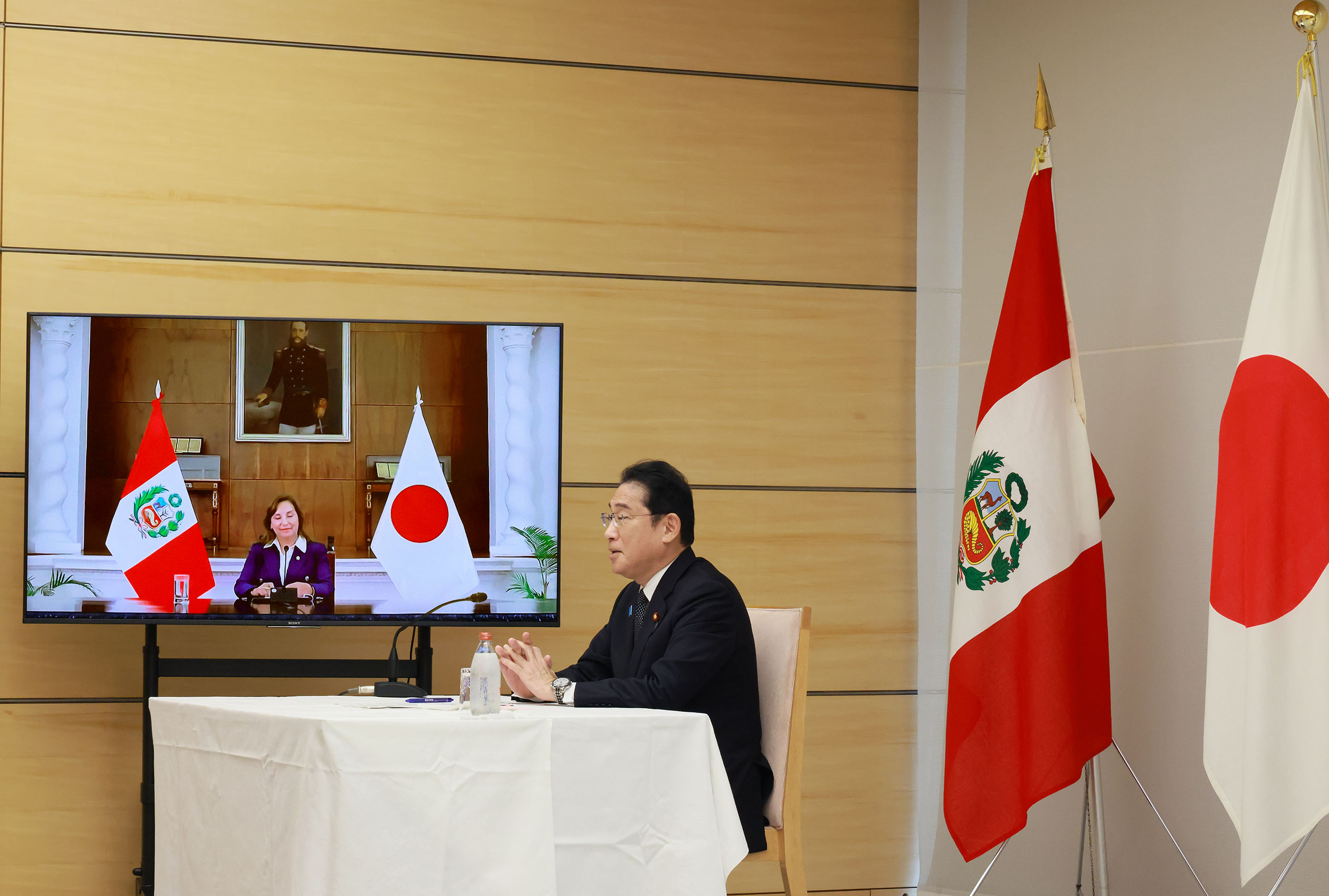 Prime Minister Kishida holding a video conference (2)