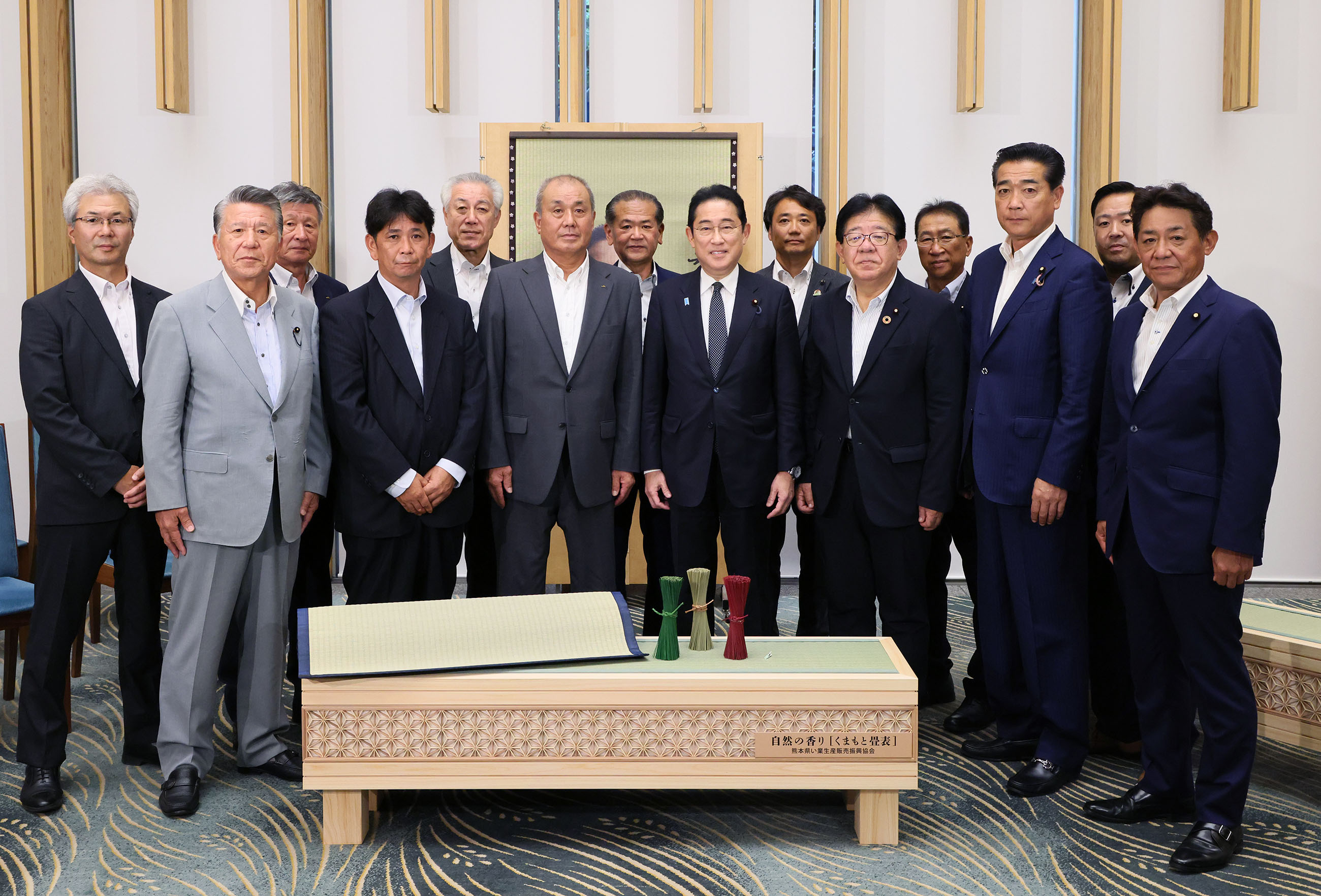 Prime Minister Kishida being presented with igusa products (1)