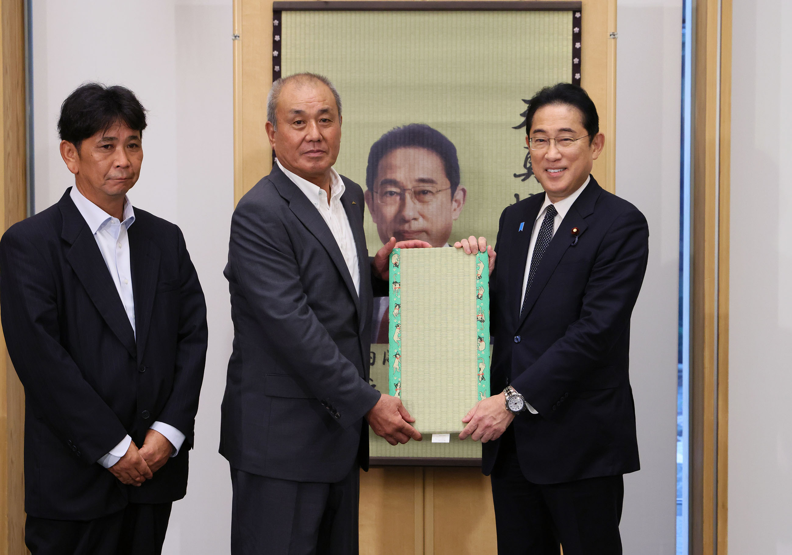 Prime Minister Kishida being presented with igusa products (2)