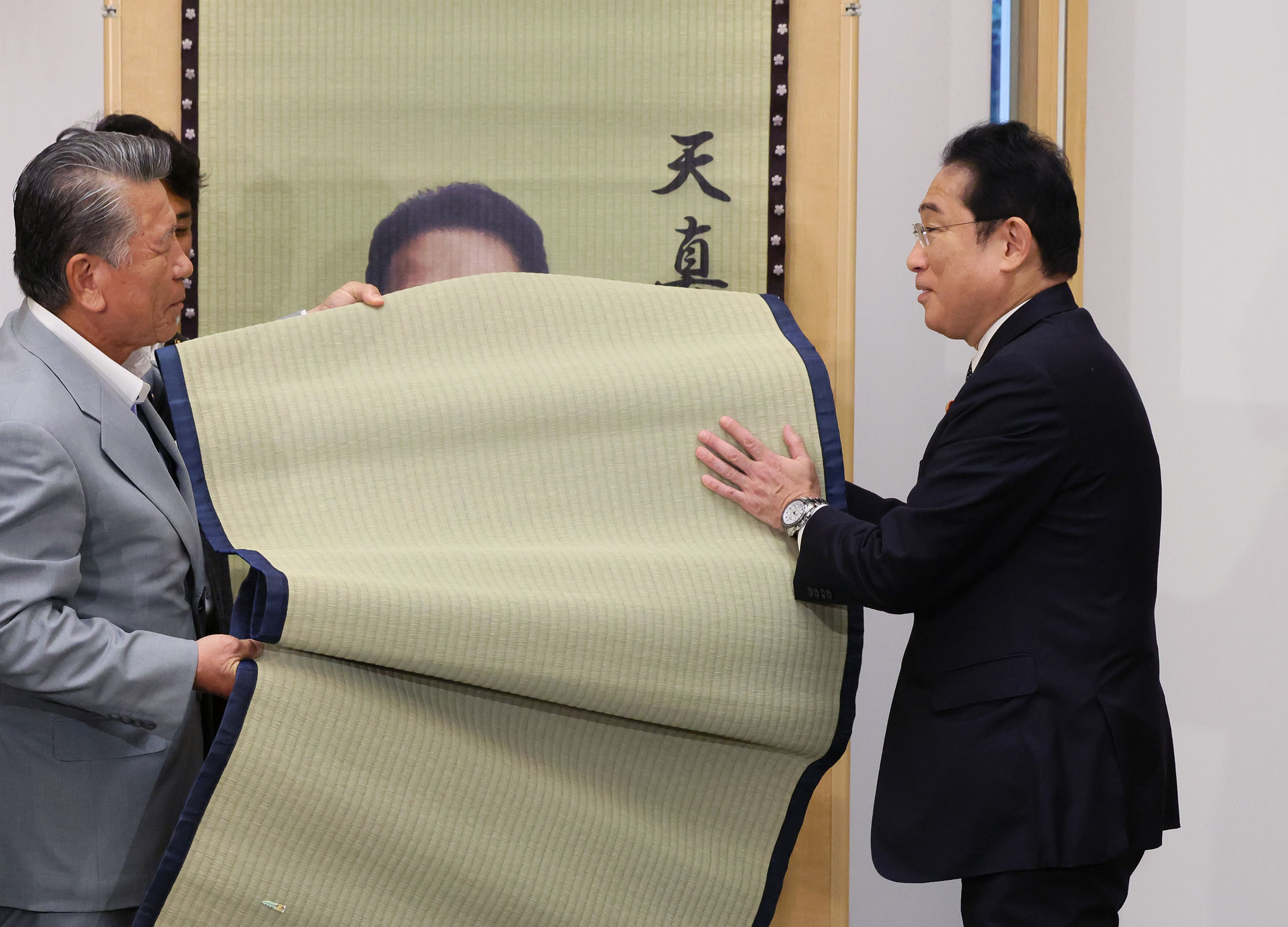Prime Minister Kishida being presented with igusa products (3)