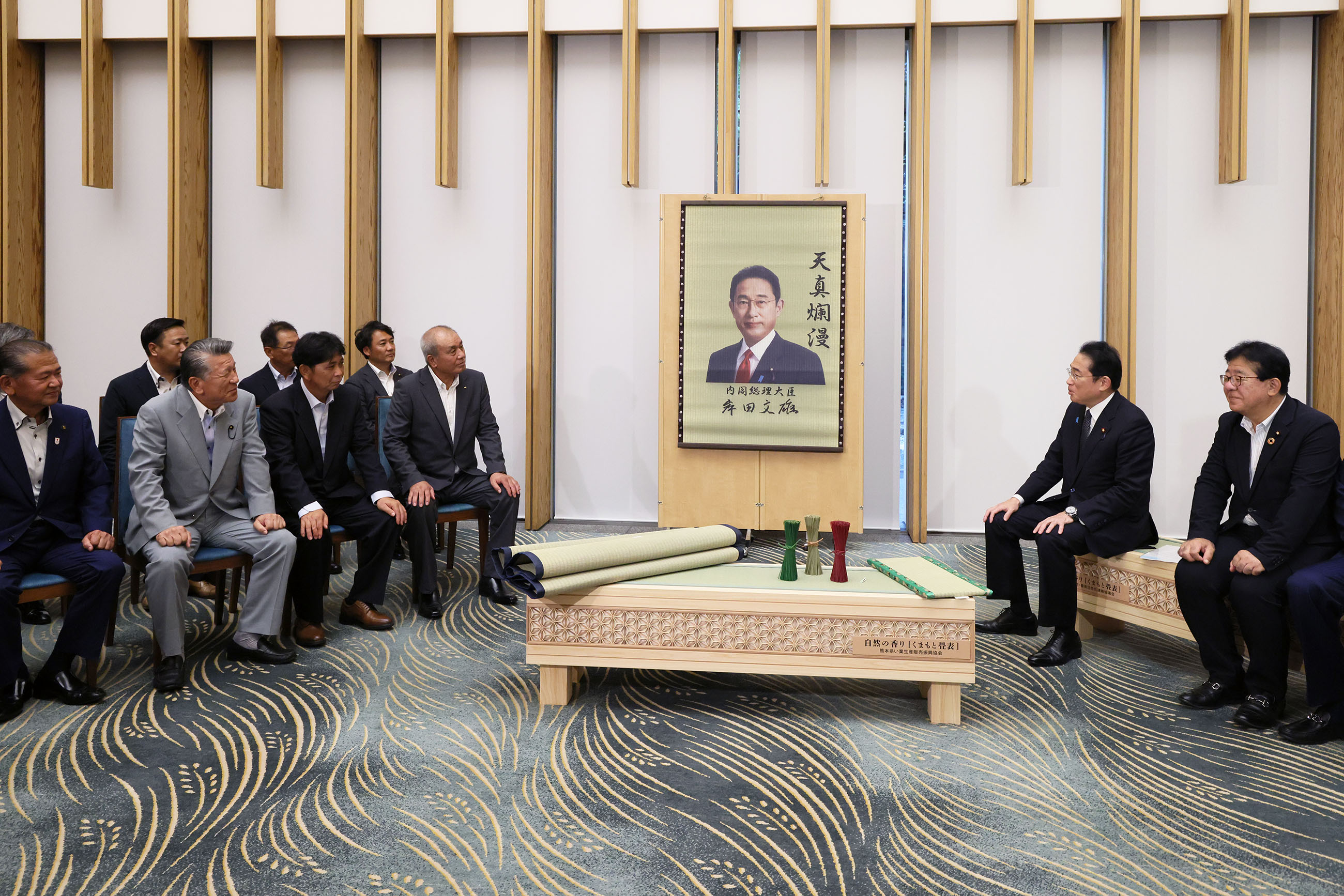 Prime Minister Kishida being presented with igusa products (4)