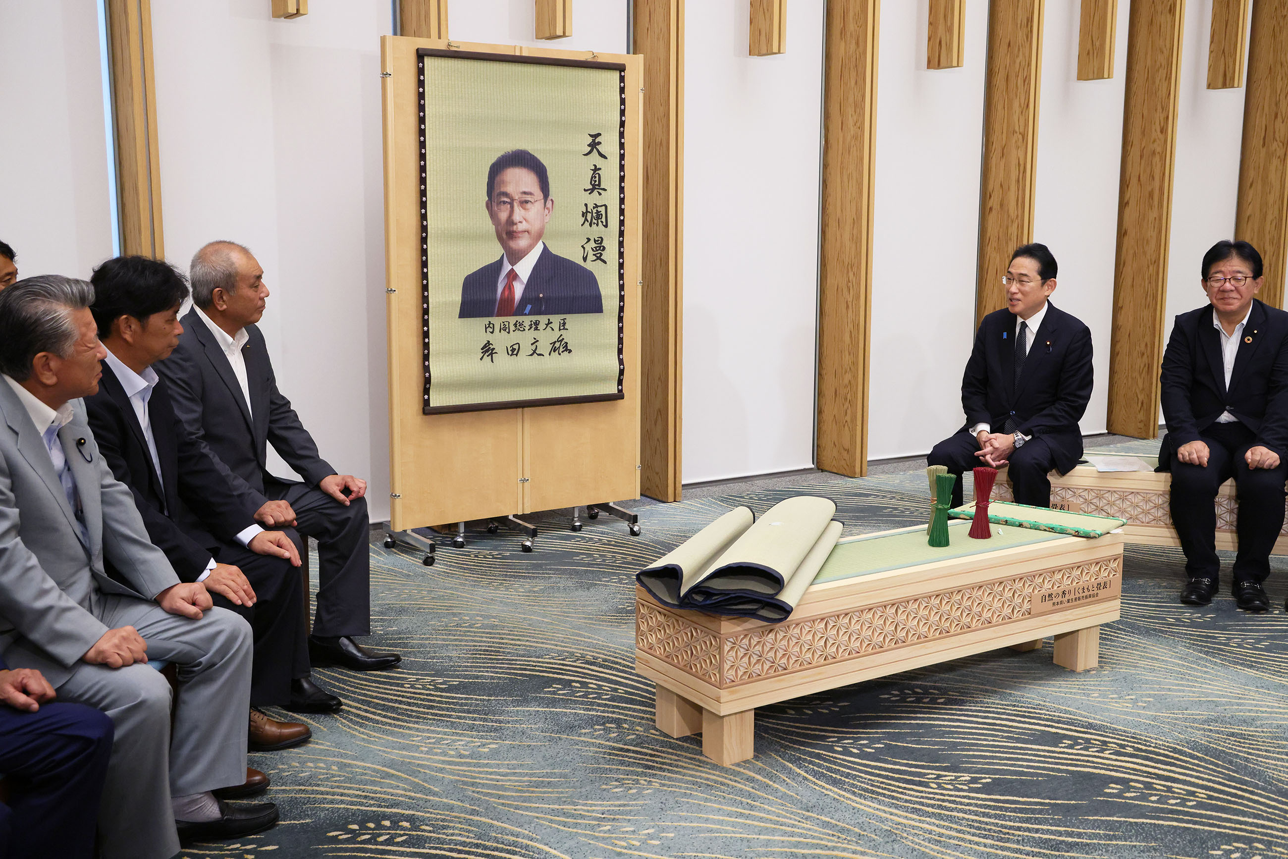 Prime Minister Kishida being presented with igusa products (5)
