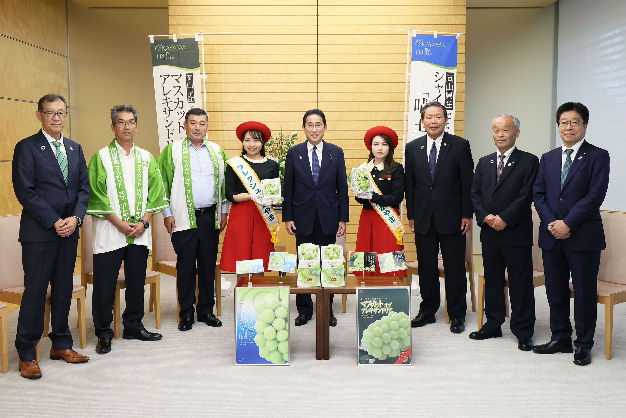 Prime Minister Kishida being presented with Shine Muscat grapes (1)