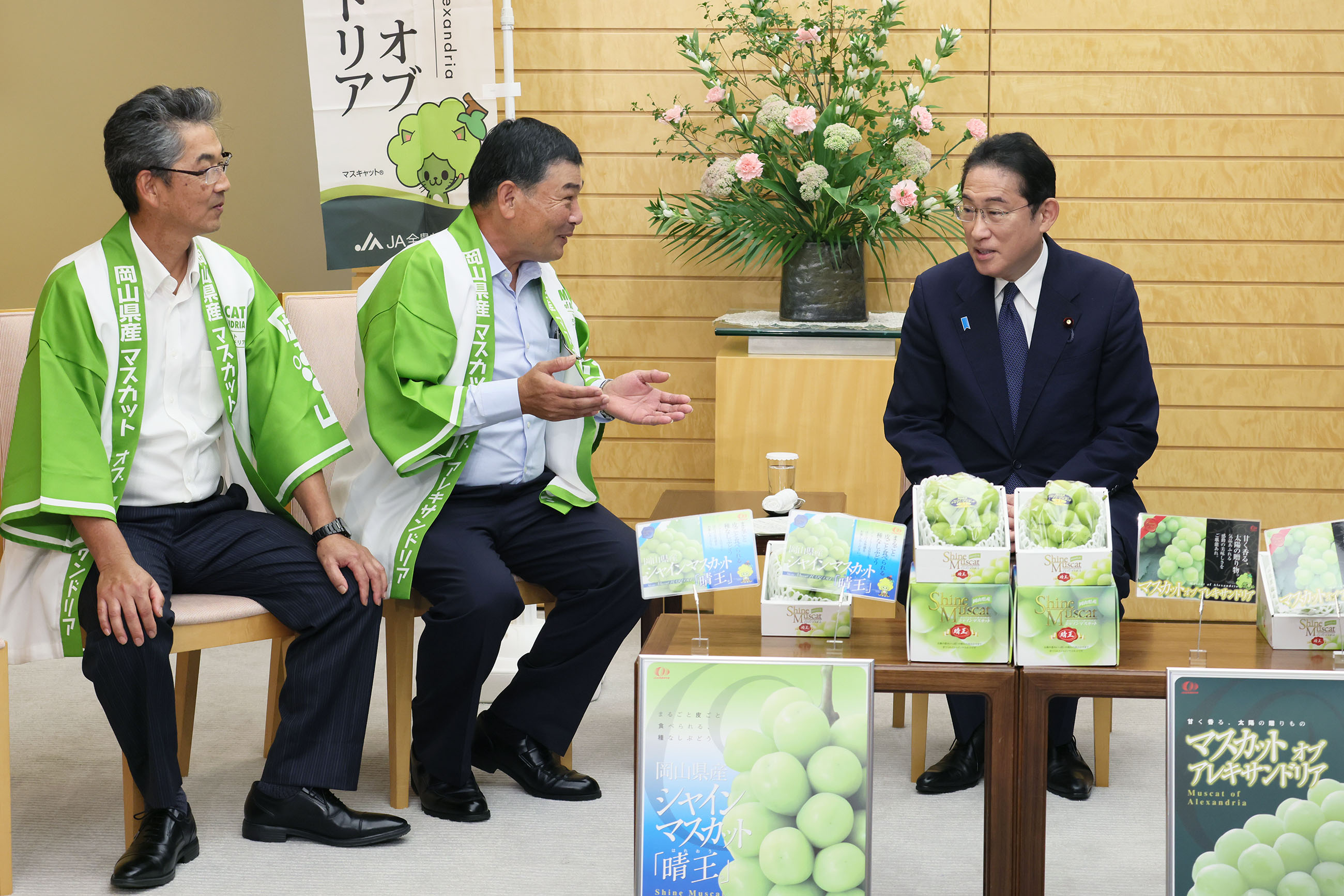 Prime Minister Kishida being presented with Shine Muscat grapes (2)