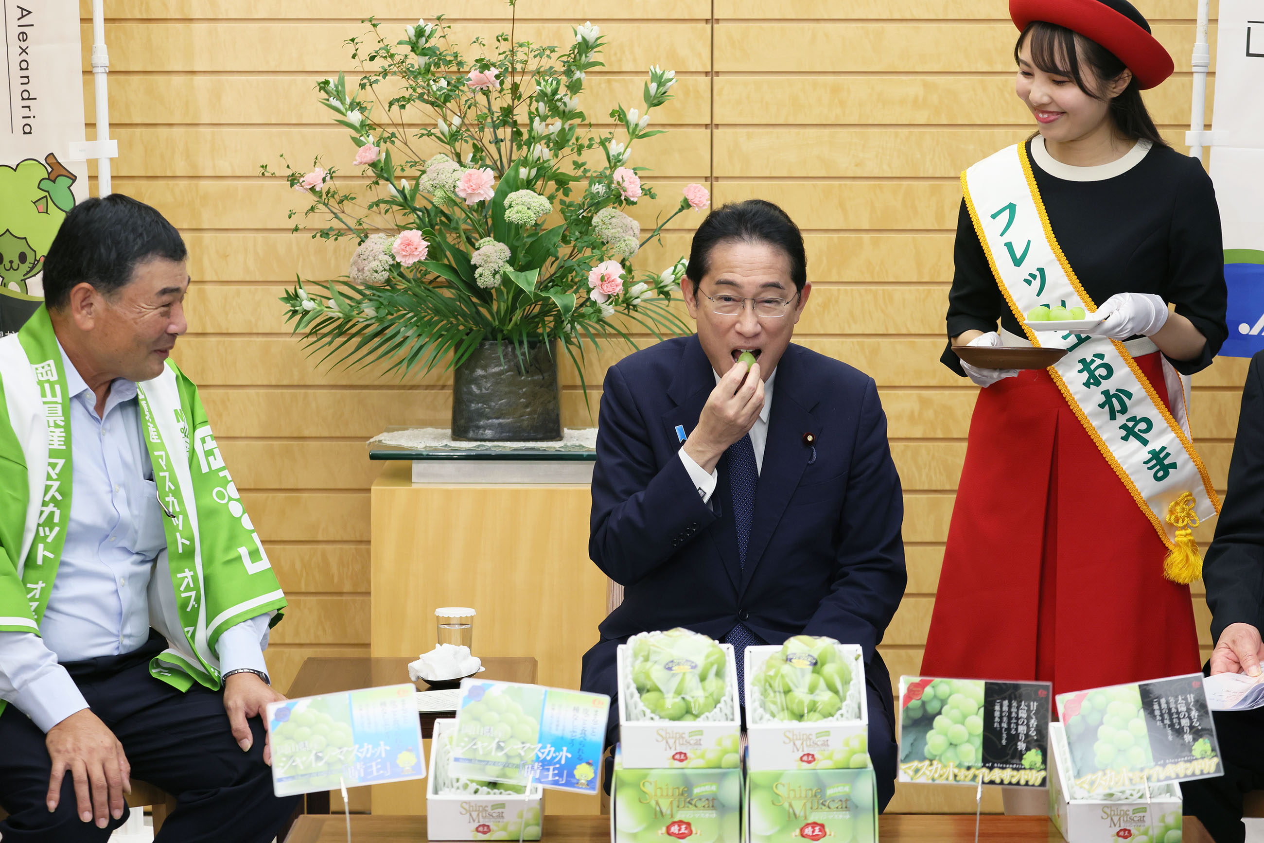 Prime Minister Kishida being presented with Shine Muscat grapes (3)