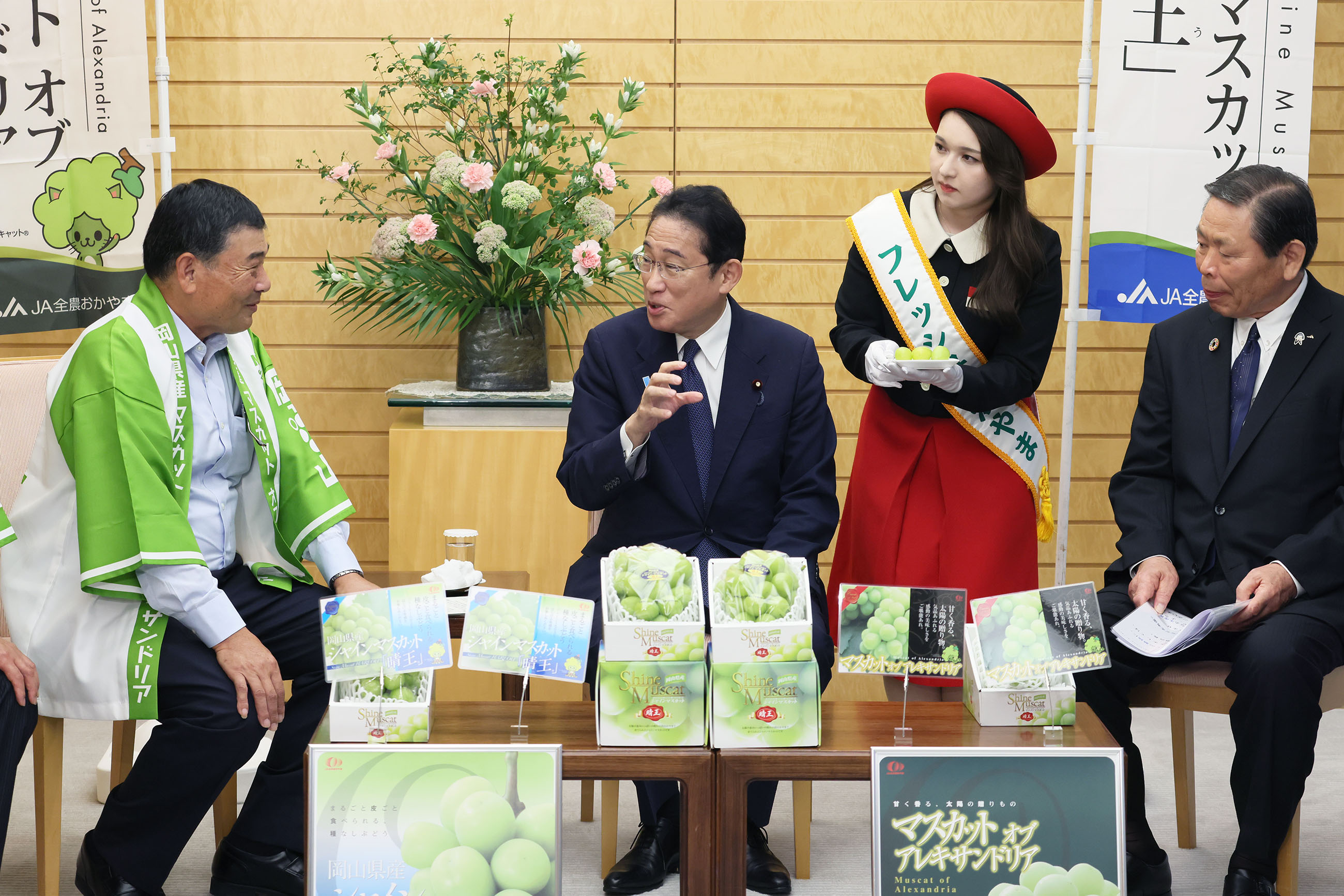Prime Minister Kishida being presented with Shine Muscat grapes (4)