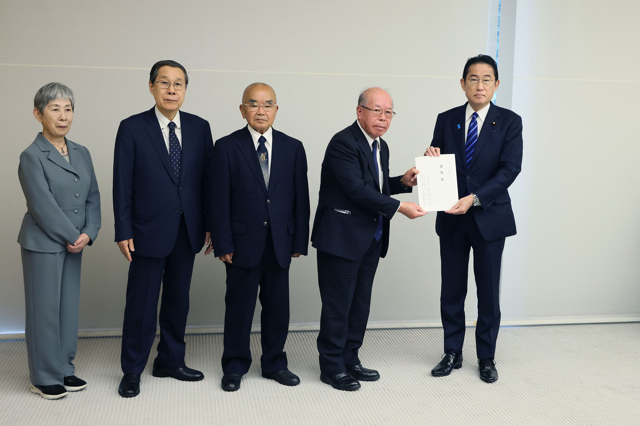 Prime Minister Kishida receiving the request document (2)