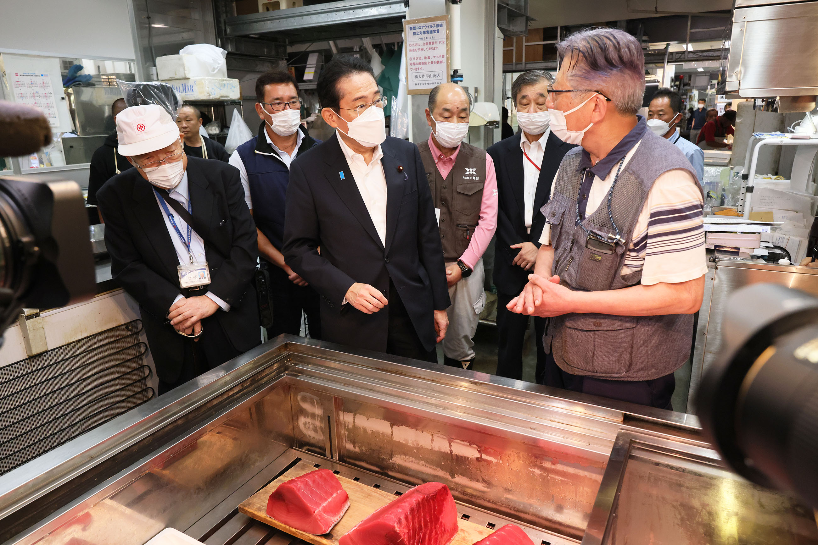 Prime Minister Kishida visiting Toyosu Market (2)