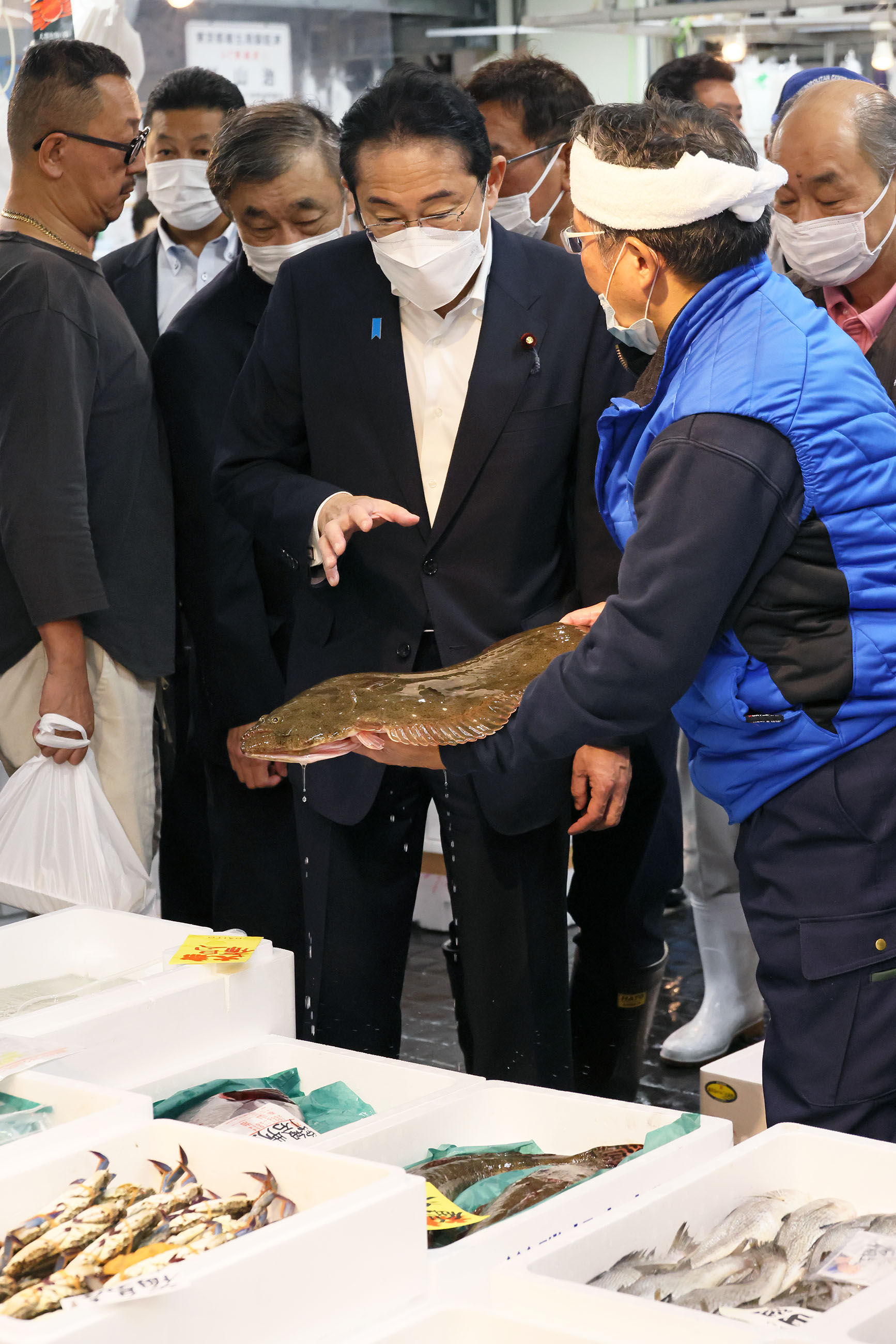 Prime Minister Kishida visiting Toyosu Market (3)